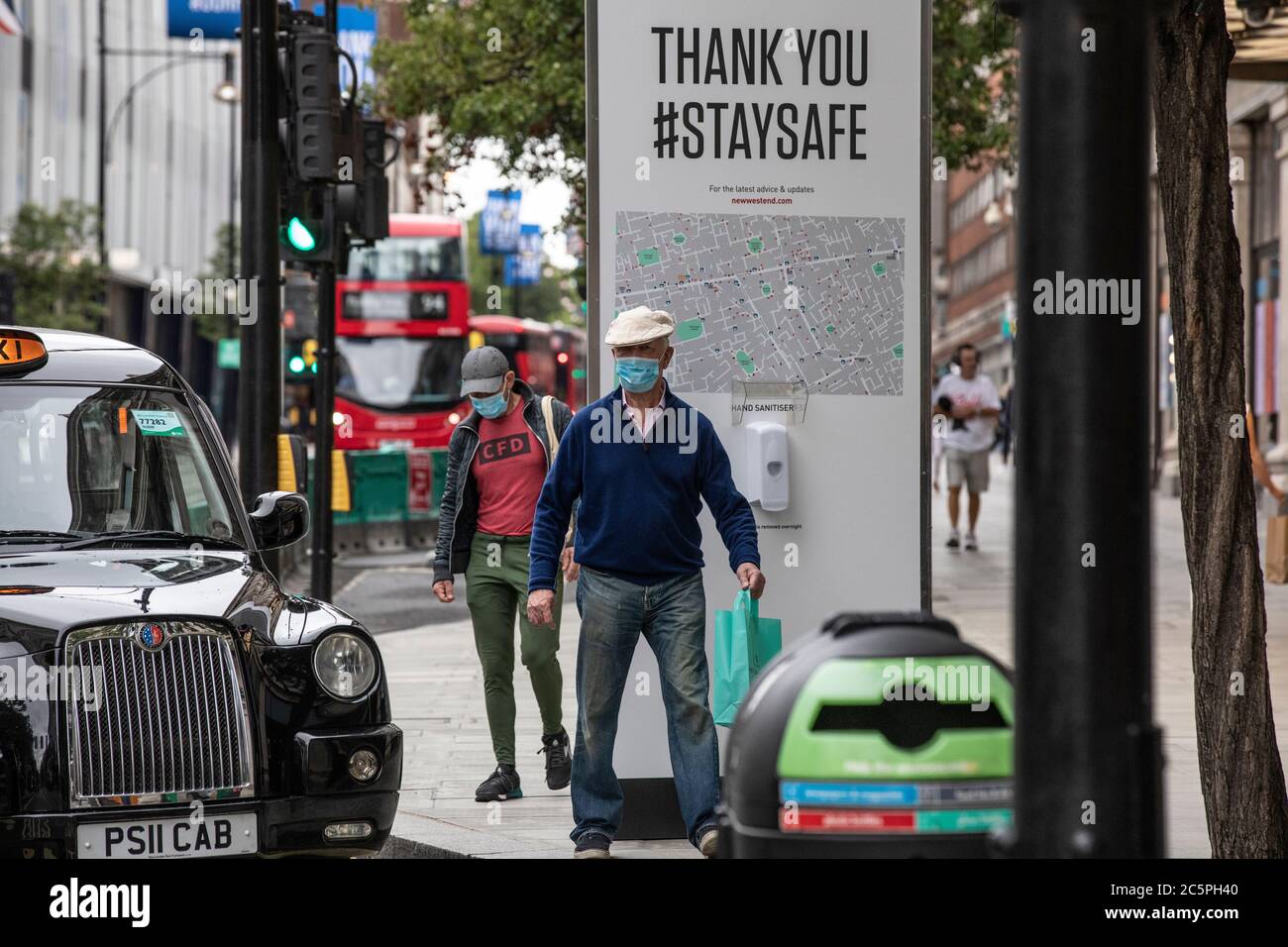 Soziale Distanzierung durch Fußgänger-Shopper im Oxford Circus, West End, Central London, England, Großbritannien Stockfoto