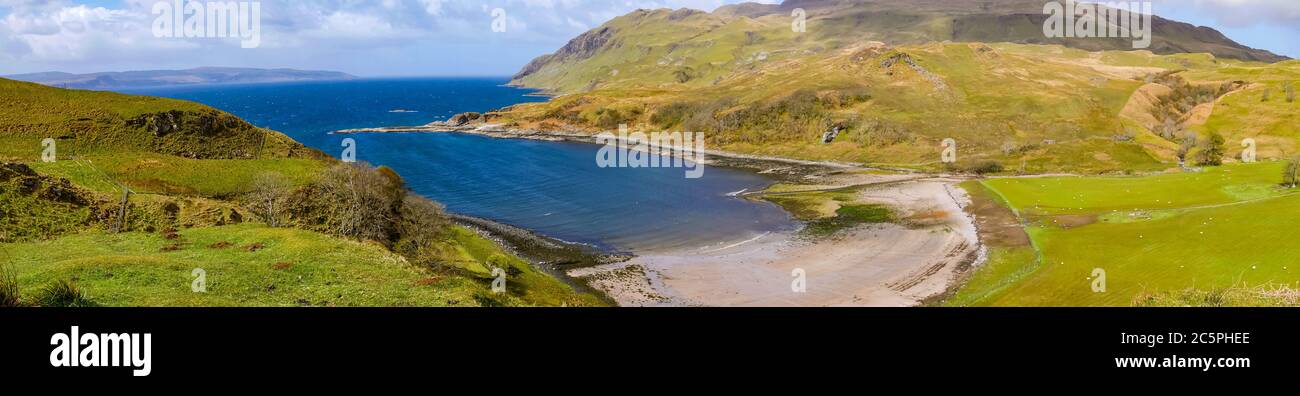 Panoramablick über die Bucht von Camas nan Geall an sonnigen Tagen, Halbinsel Ardnamurchan, Schottland, Großbritannien Stockfoto