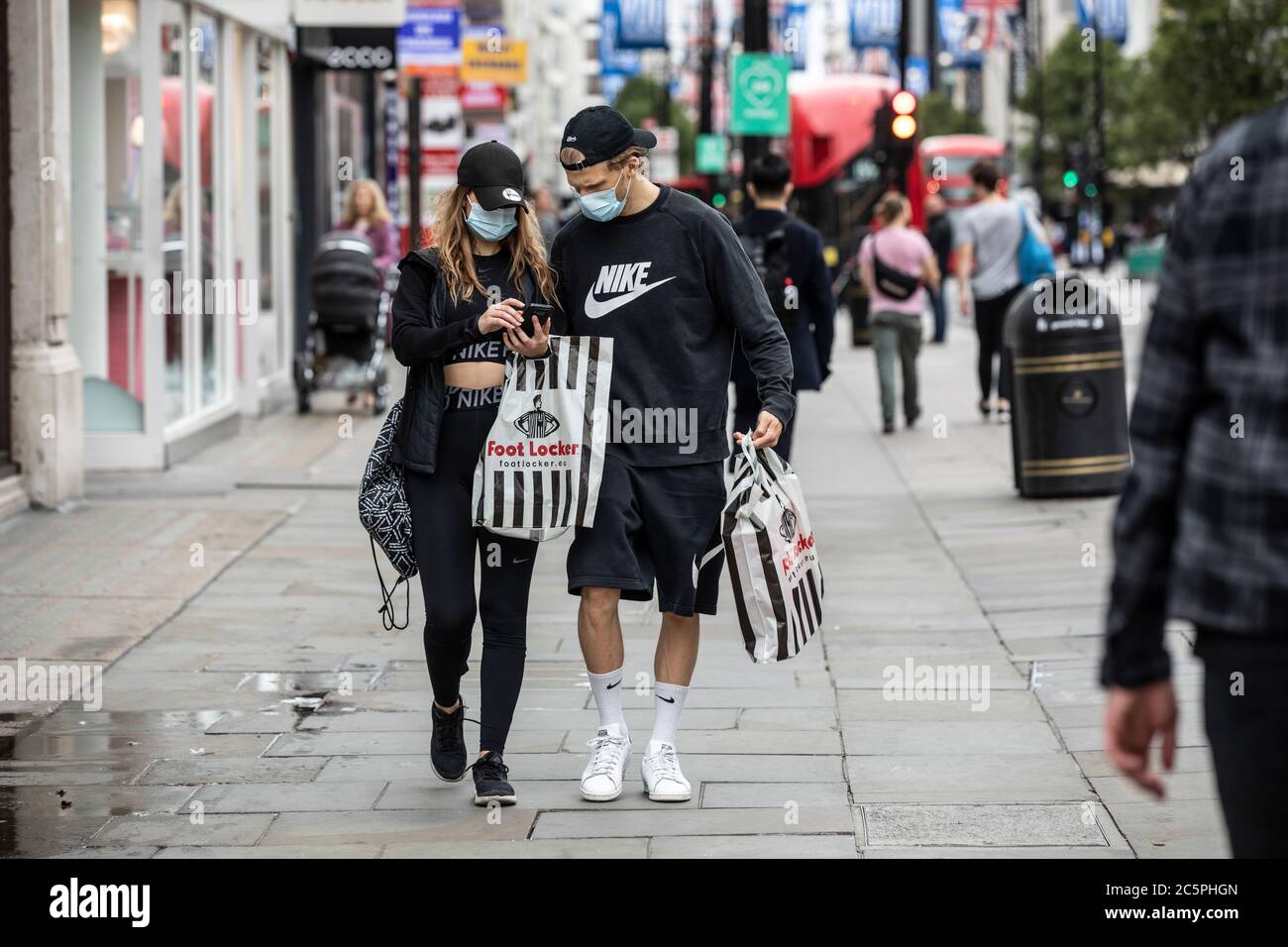 Soziale Distanzierung durch Fußgänger-Shopper im Oxford Circus, West End, Central London, England, Großbritannien Stockfoto