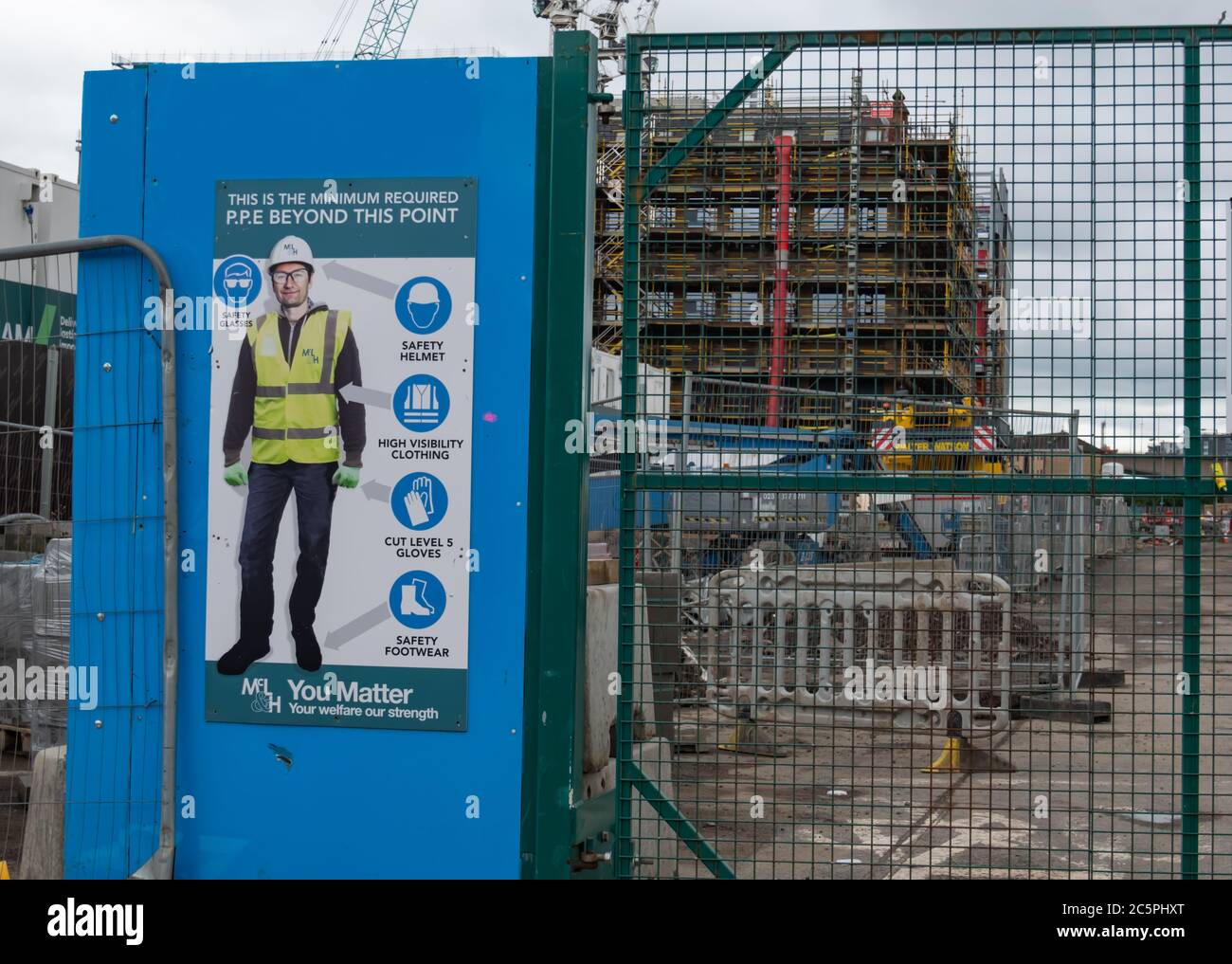 Glasgow, Schottland, Großbritannien. Juli 2020. Bauarbeiten im Gange. Die schottische Regierung hat eine weitere Lockerung der Coronavirus-Regeln in Phase zwei eines vierteiligen Übergangs aus der Sperre angekündigt. Kredit: Skully/Alamy Live Nachrichten Stockfoto