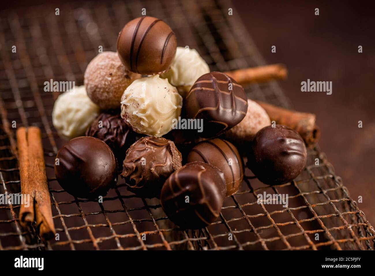 Nahaufnahme von warible Schokoladenpralinen Stockfoto