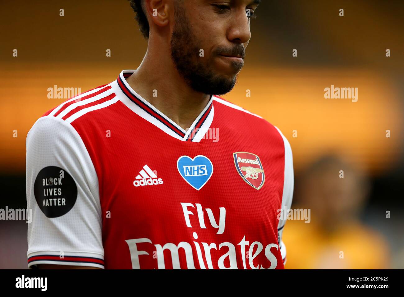 Eine Nahaufnahme des NHS-Herzlogos auf dem Trikot von Arsenals Pierre-Emerick Aubameyang während des Premier League-Spiels in Molineux, Wolverhampton. Stockfoto