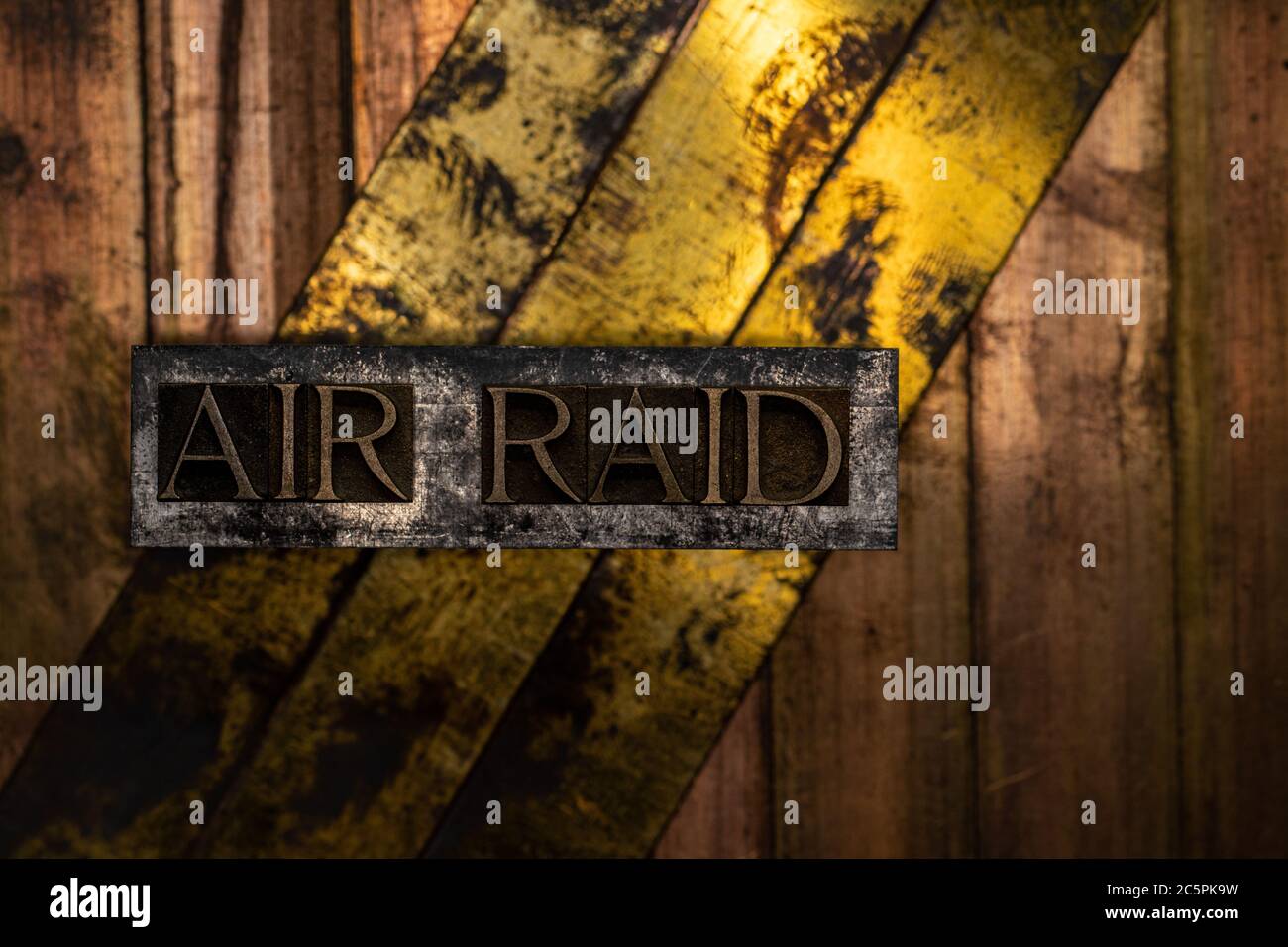 Air RAID Text mit echten authentischen Buchstaben auf vintage texturierten Silber Grunge Kupfer und Gold Hintergrund gebildet Stockfoto