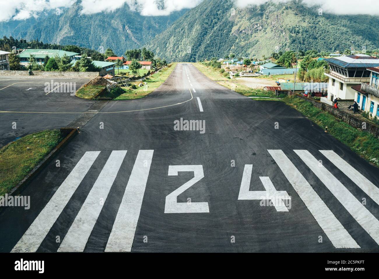 Start- und Landebahn Nr. 24 des gefährlichsten Flughafens der Welt in Lukla, Nepal. Tenzing-Hillary Flughafen in Höhe von 2,845 m. Stockfoto