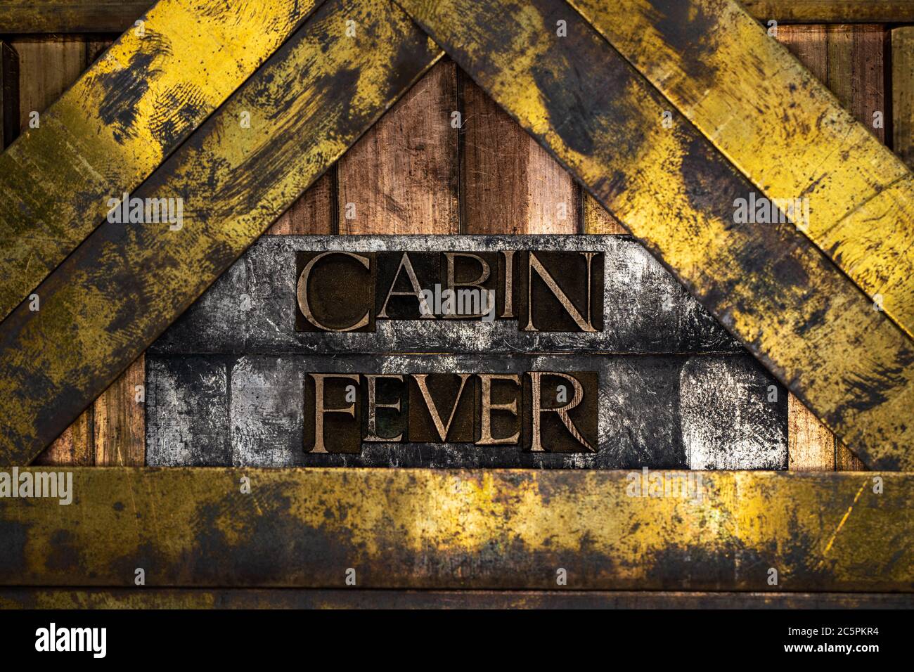 Cabin Fever Text mit echten authentischen Buchstaben auf vintage texturierten Silber Grunge Kupfer und Gold Hintergrund gebildet Stockfoto