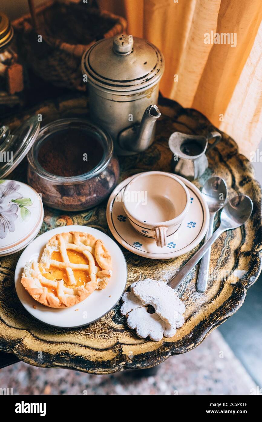 Morgenkaffee Stillleben Bild mit Vintage Küche Requisiten und hausgemachte Cookies mit natürlichen Fenster neuen Tag Licht. Unsterblich gemütlich Oma vintage conce Stockfoto