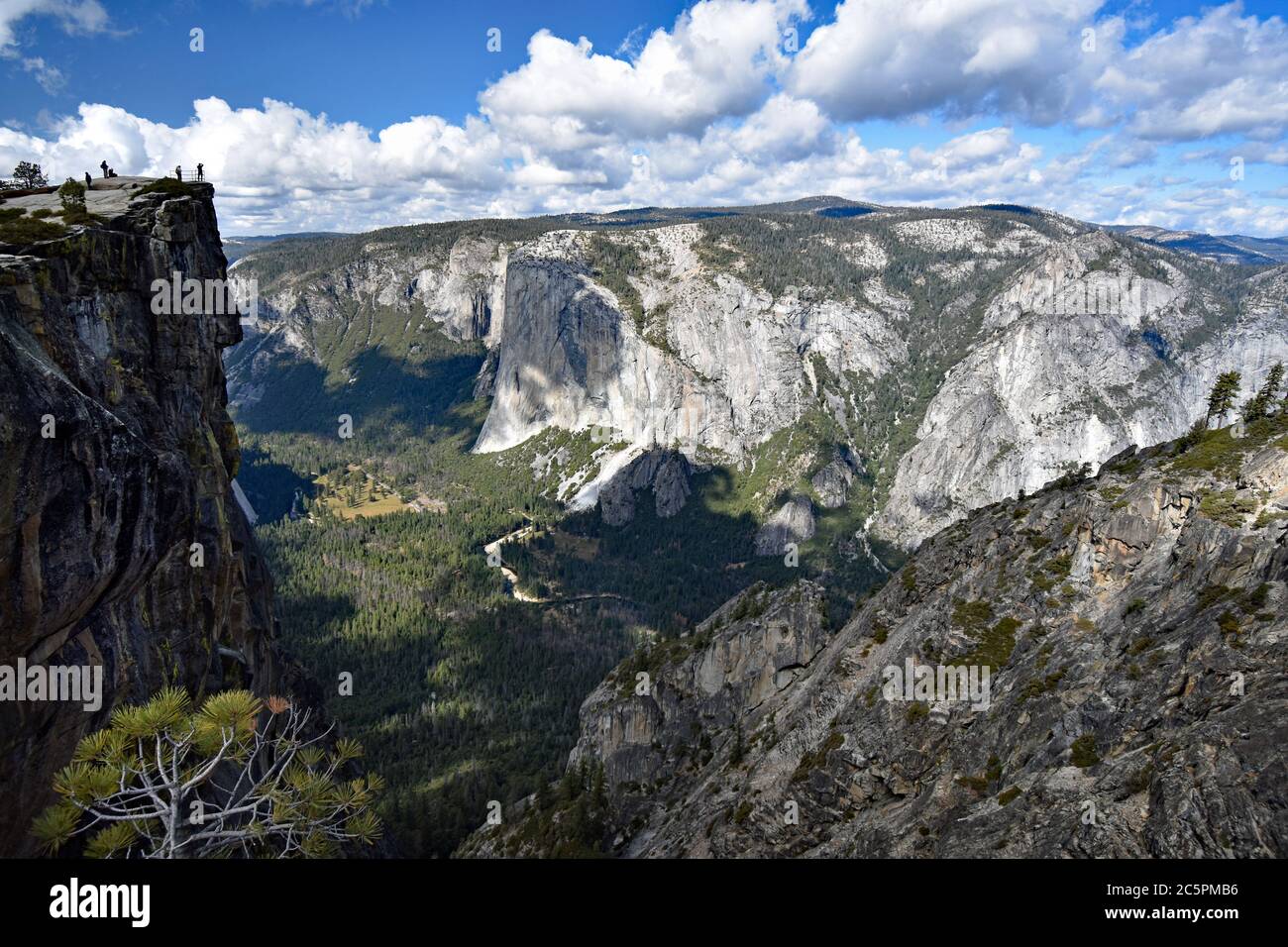 Blick auf Taft Point entlang des Pohono Trails. El Capitan und der Merced River sichtbar im Yosemite Tal unten. Yosemite Nationalpark, Kalifornien Stockfoto