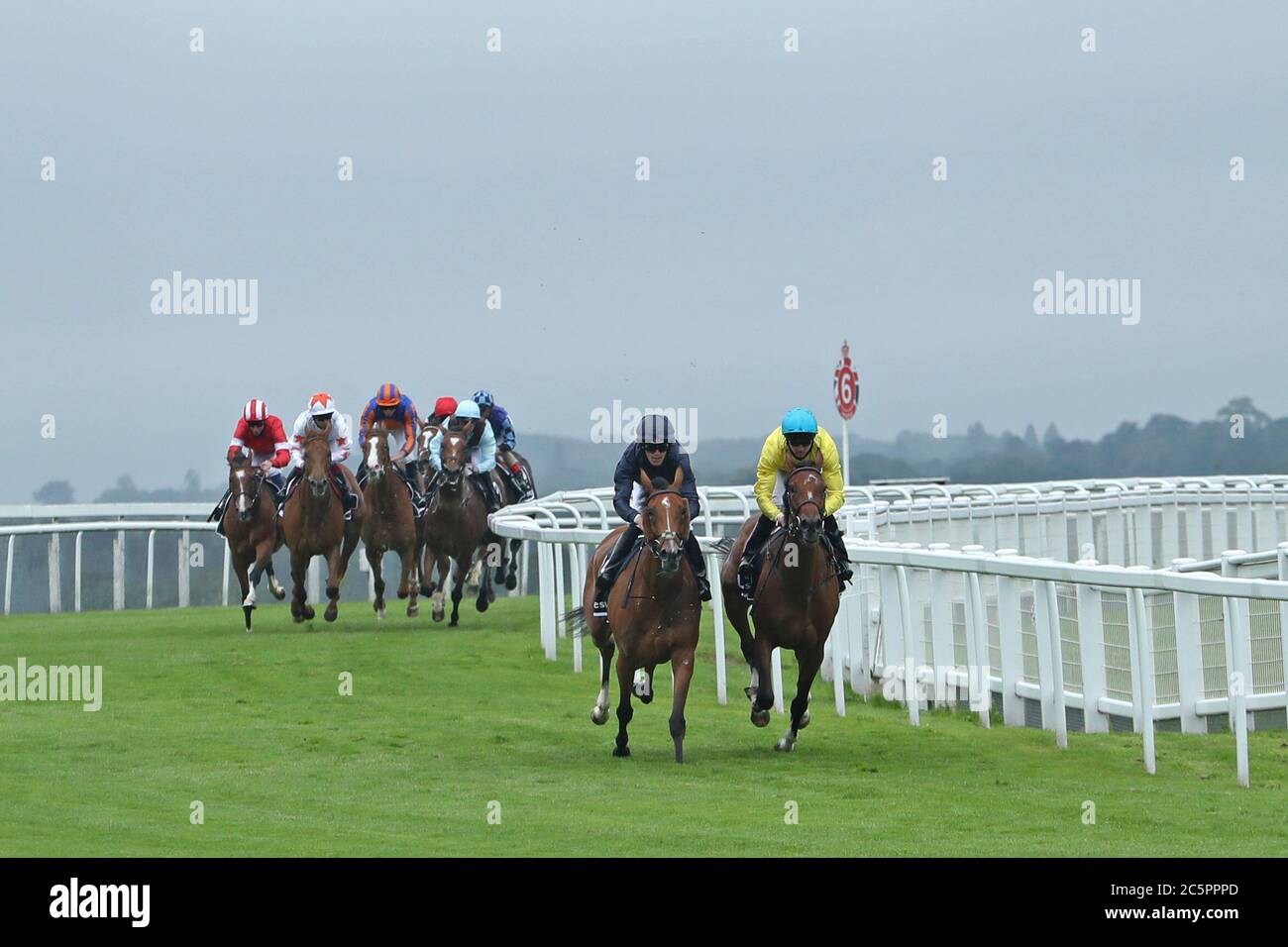 EPSOM, ENGLAND. 4. JULI - Tempa Vuela mit M Harley und Passion mit Jockey PB Beggy führen die investierten Oaks auf Epsom Downs an, die am 5. Juni verschoben wurden und hinter verschlossenen Türen wegen der COVID-19 Pandemie ausgetragen wurden (Quelle: Jon Bromley) Kredit: MI Nachrichten & Sport /Alamy Live News Stockfoto