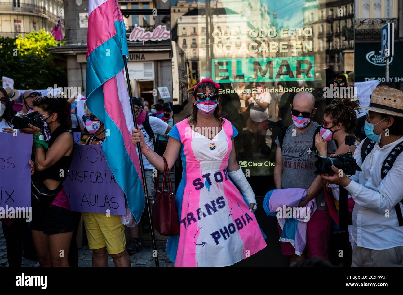 Madrid, Spanien. Juli 2020. Demonstrator trägt die Trans-Flagge nimmt an einem Protest Teil, bei dem Trans-Gemeinschaft ein staatliches Gesetz fordert, das die geschlechtliche Selbstbestimmung garantiert. Der Protest fällt mit den Pride-Feiern zusammen, die diese Woche stattfinden. Quelle: Marcos del Mazo/Alamy Live News Stockfoto