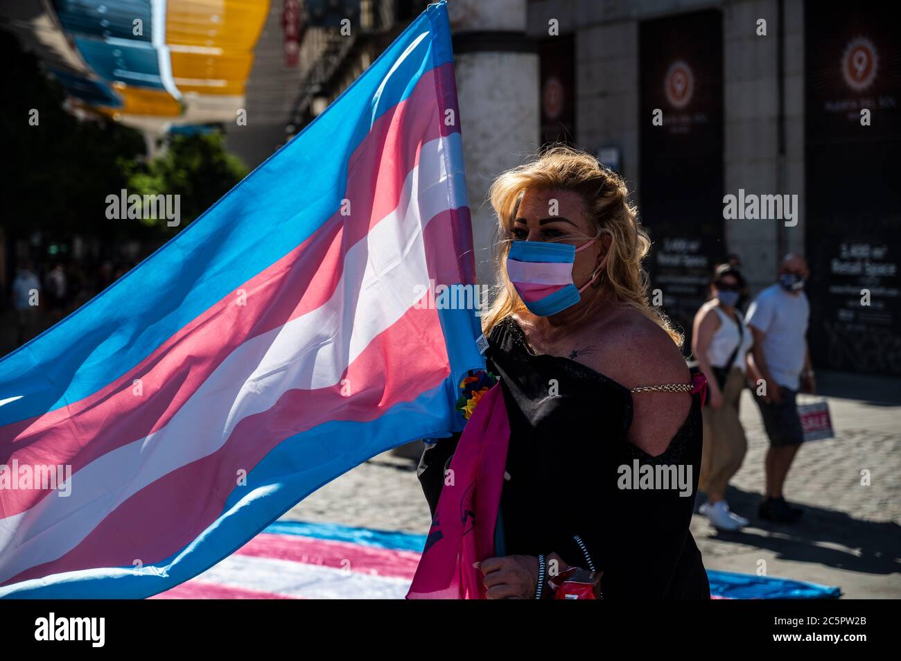 Madrid, Spanien. Juli 2020. Demonstrator mit der Trans-Flagge nimmt an einem Protest Teil, bei dem Trans-Gemeinschaft ein staatliches Gesetz fordert, das die Geschlechterselbstbestimmung garantiert. Der Protest fällt mit den Pride-Feiern zusammen, die diese Woche stattfinden. Quelle: Marcos del Mazo/Alamy Live News Stockfoto