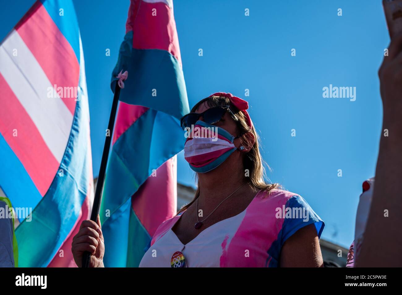 Madrid, Spanien. Juli 2020. Demonstrator mit der Trans-Flagge nimmt an einem Protest Teil, bei dem Trans-Gemeinschaft ein staatliches Gesetz fordert, das die Geschlechterselbstbestimmung garantiert. Der Protest fällt mit den Pride-Feiern zusammen, die diese Woche stattfinden. Quelle: Marcos del Mazo/Alamy Live News Stockfoto