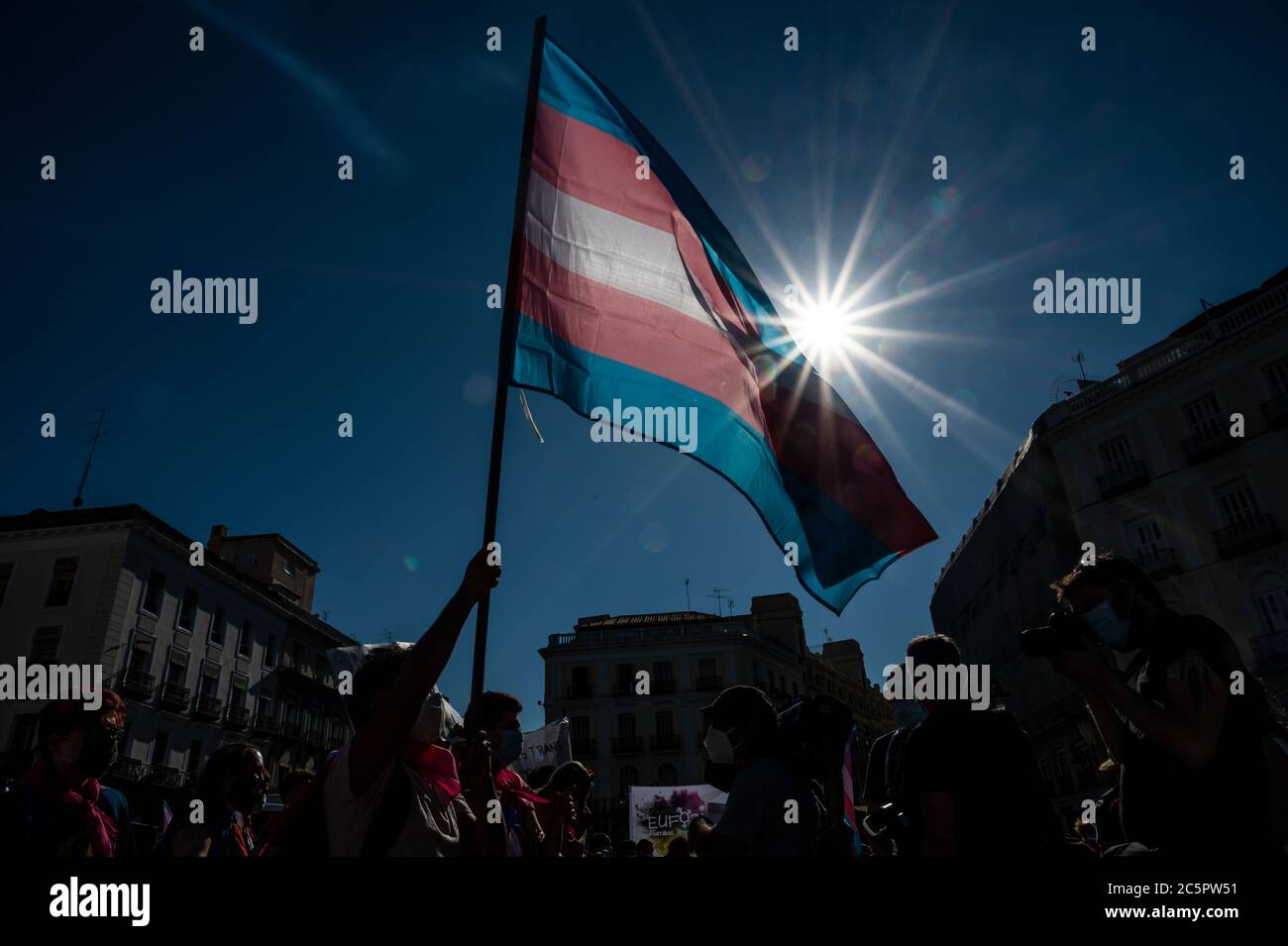 Madrid, Spanien. Juli 2020. Demonstrator, der die Trans-Flagge schwindet, nimmt an einem Protest Teil, bei dem die Trans-Gemeinschaft ein staatliches Gesetz fordert, das die Selbstbestimmung der Geschlechter garantiert. Der Protest fällt mit den Pride-Feiern zusammen, die diese Woche stattfinden. Quelle: Marcos del Mazo/Alamy Live News Stockfoto