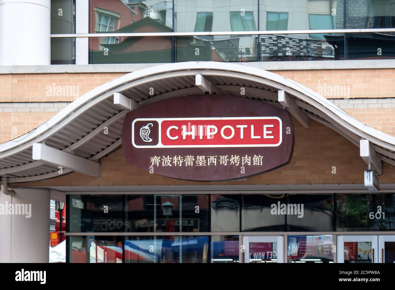 StoreFront Schild am Eingang von Chipotle in Washingtons historischem Chinatown Viertel. Alle Unternehmen haben Übersetzungen ins Mandarin. Stockfoto