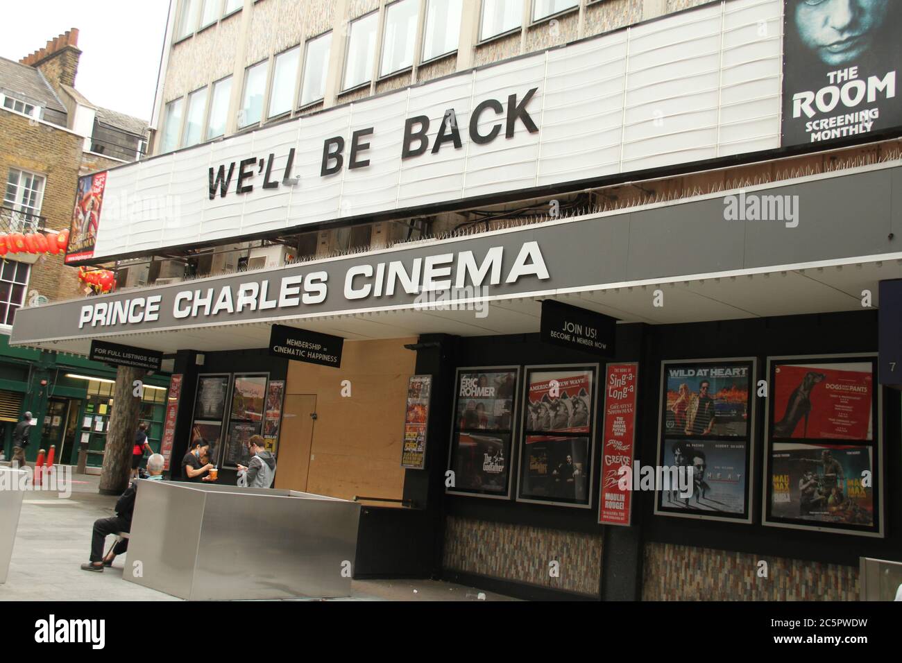 Ein Blick auf das seit Beginn der Schließung geschlossene Prince Charles Cinema.einige Theater im ganzen Land wurden bei der Eröffnung der Kampagne ‘'Meissing Live Theatre'' von Scene Change, dem Kollektiv der britischen Theaterdesigner, in ein hellrosa Band gewickelt. Dies folgt dem Rat, dass sein 400-köpfiges Team von Gelegenheitsarbeitern in einem als unvermeidlich erklärten Schritt entlassen würde, da die Covid-19-Krise weiterhin Arbeitsplatzverluste in der gesamten britischen Theaterlandschaft verursacht. Stockfoto