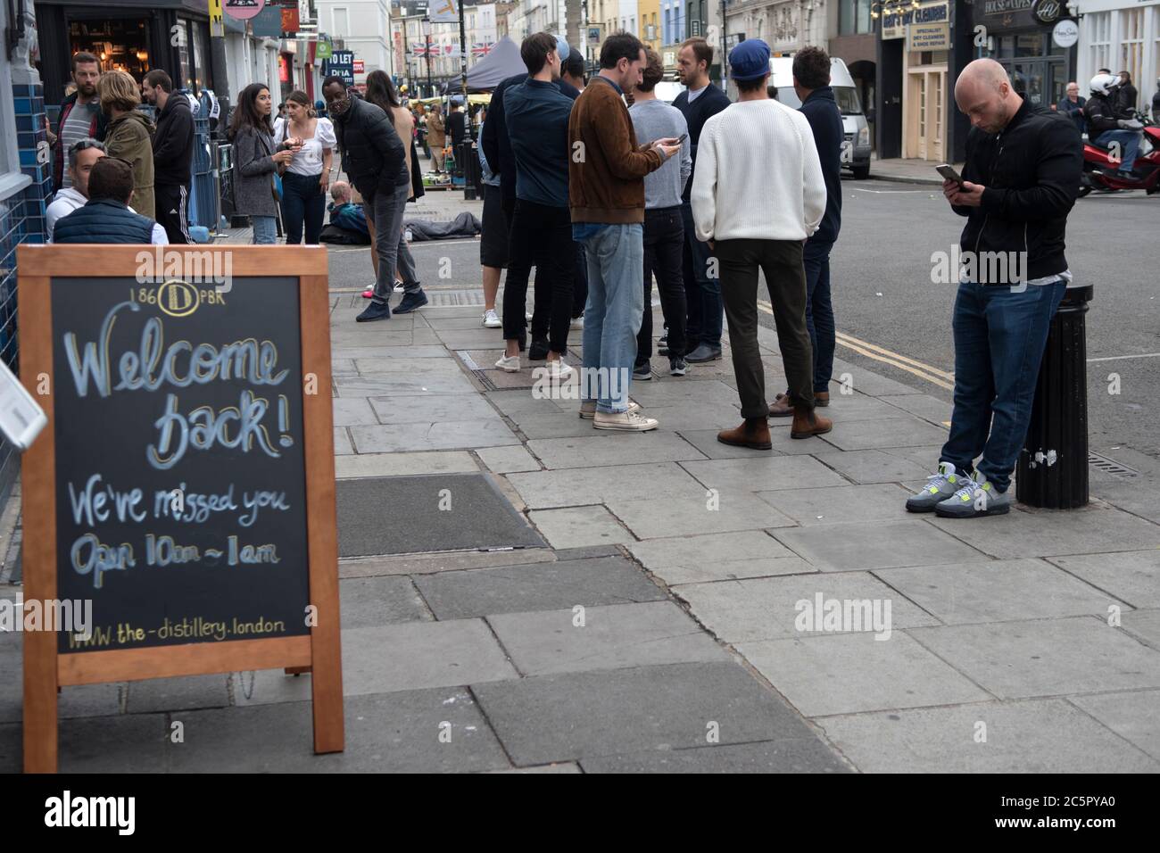 UK Super Saturday, Bars und Pubs werden mit Einschränkungen wiedereröffnet, soziale Distanzierung, Tischservice, begrenzte Anzahl von Trinkern in der Bar. Das Portobello Road Gin Bar-Schild „Welcome Back“, „We've Missed You Open 10:00 Uhr bis 1:00 Uhr“, London der 2020er Jahre, 4. Juli 2020. HOMER SYKES AUS DEN 2020ER JAHREN Stockfoto