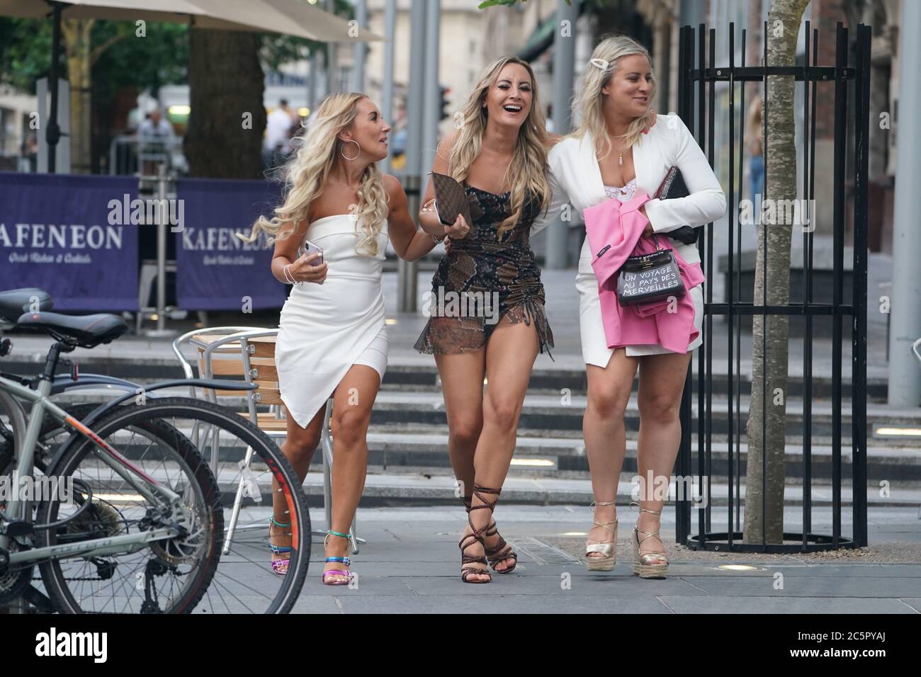 Menschen im Bigg Market Gebiet von Newcastle, wo Pubs und Bars nach der Lockerung der Coronavirus-Sperrbeschränkungen in ganz England wieder geöffnet haben. Stockfoto