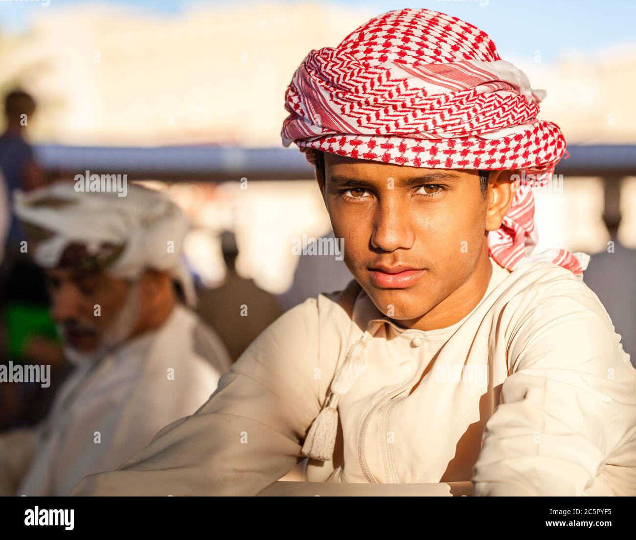 Nizwa, Oman, 2. Dezember 2016: Porträt eines einheimischen Jungen in traditioneller Kleidung auf dem Ziegenmarkt am Freitag in Nizwa, Oman Stockfoto