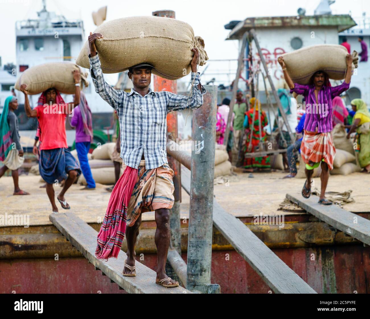 Chittagong, Bangladesch, 22. Dezember 2017: Manuelle Abladung von Fracht von Schiffen im Hafen des Karnaphuli River in Chittagong, Bangladesch Stockfoto