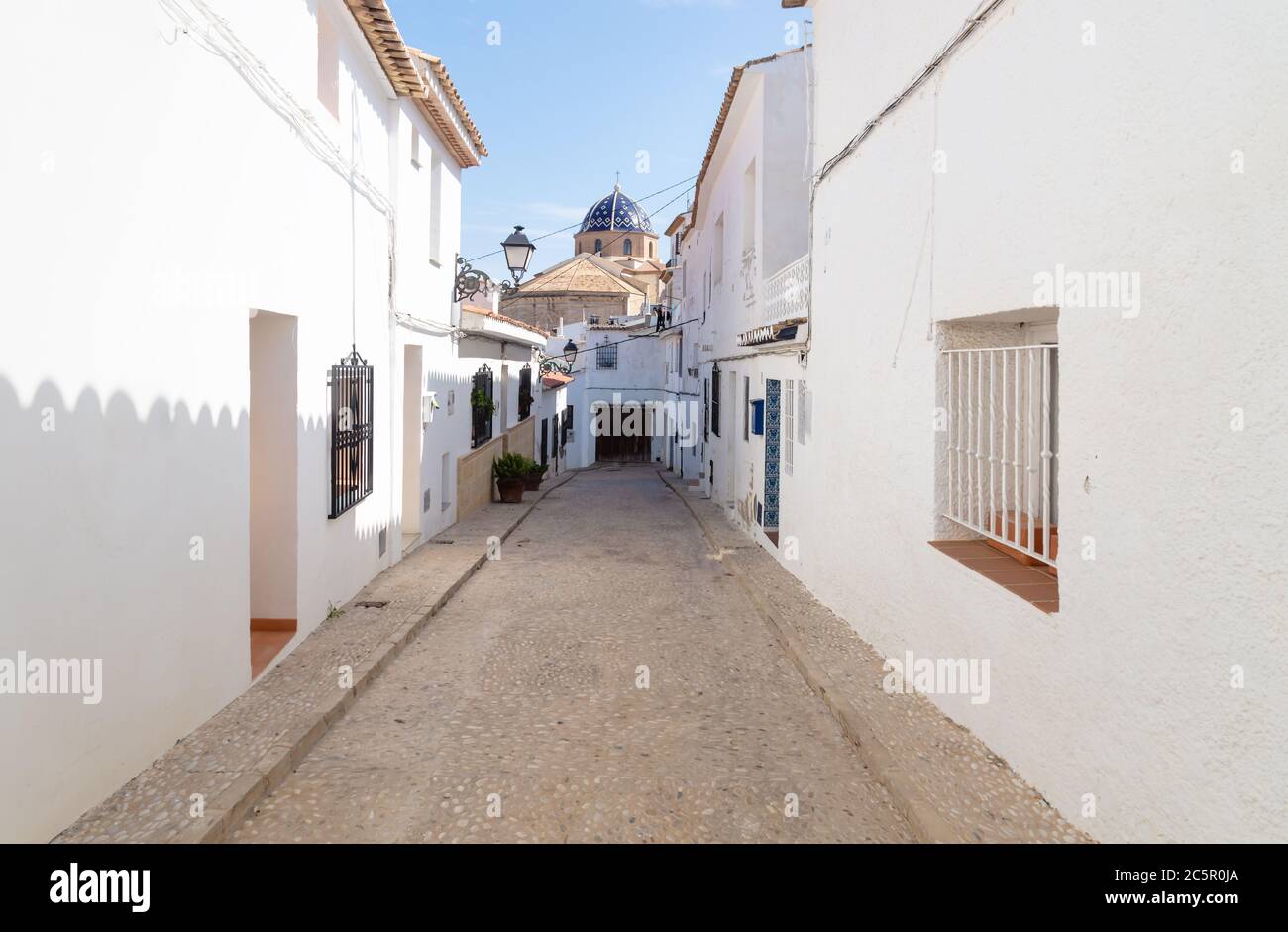 Enge mittelalterliche gepflasterte Straße zur blauen Kuppelkirche in der Altstadt von Altea, Costa Blanca, Spanien Stockfoto