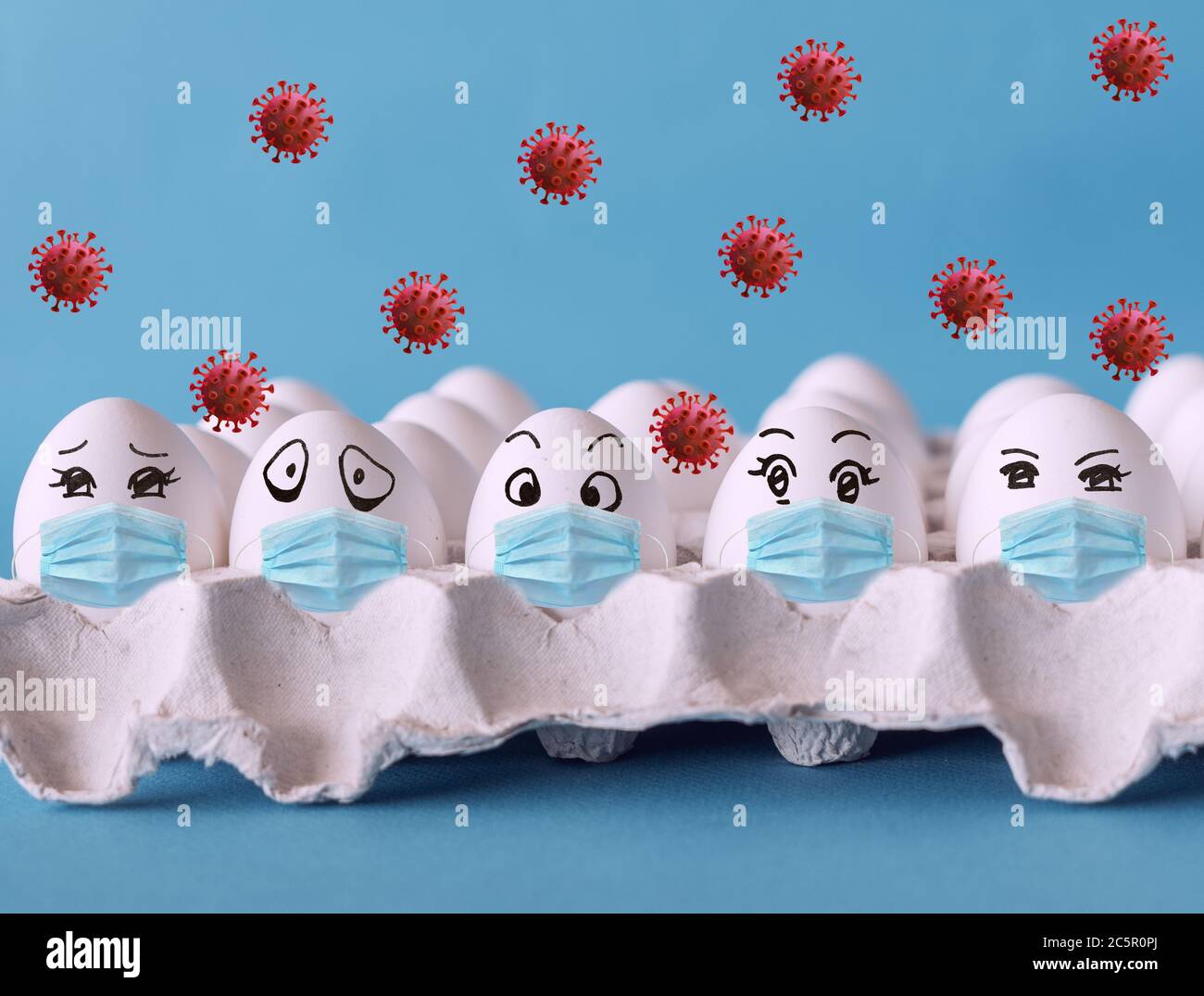 Gesichter auf den Eiern, Eier mit Gesichtsmaske, Corona-Virus-Epidemie-Konzept Stockfoto