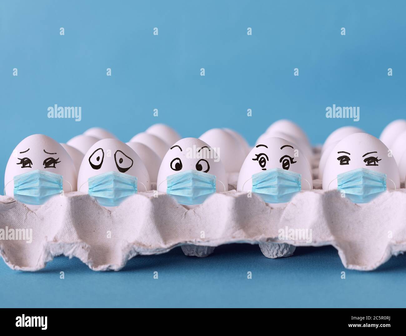 Gesichter auf den Eiern, Eier mit Gesichtsmaske, Corona-Virus-Epidemie-Konzept Stockfoto