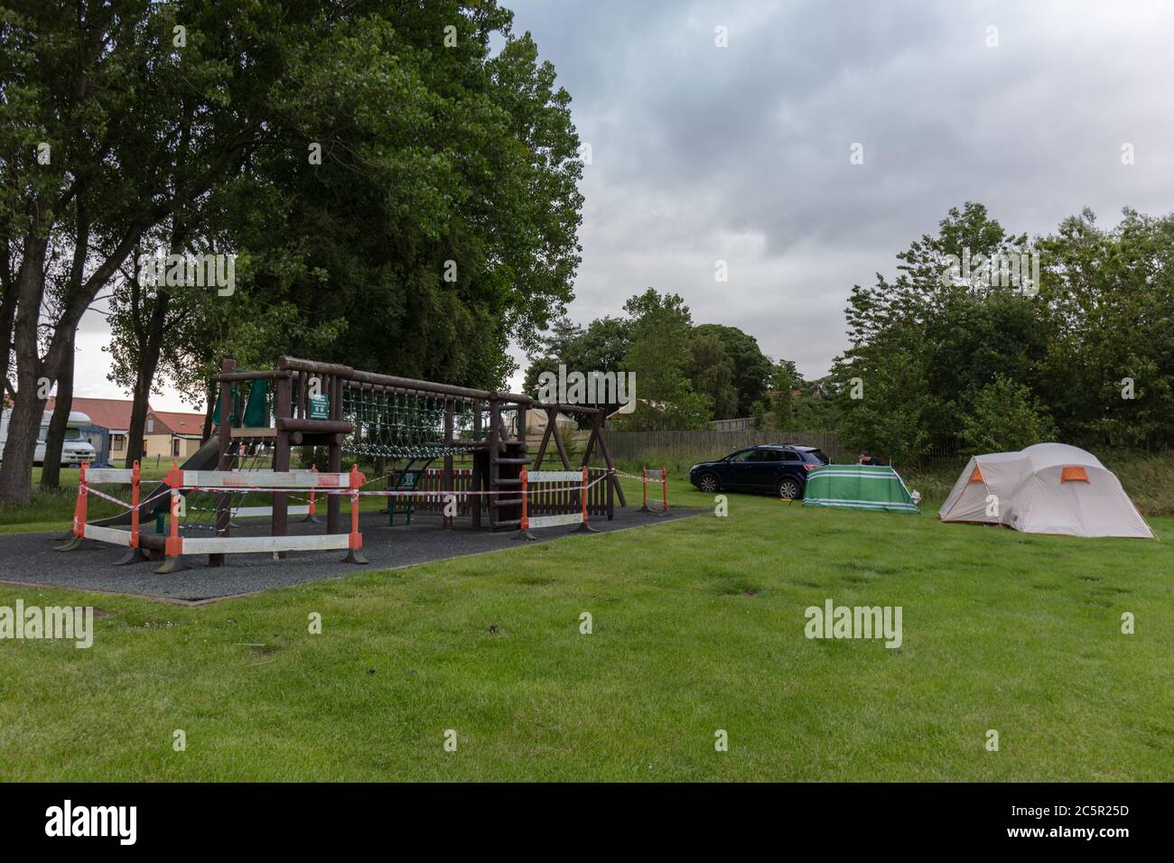 Der geschlossene Kinderspielplatz auf dem Caravan and Camping Club-Gelände in Scarborough Stockfoto