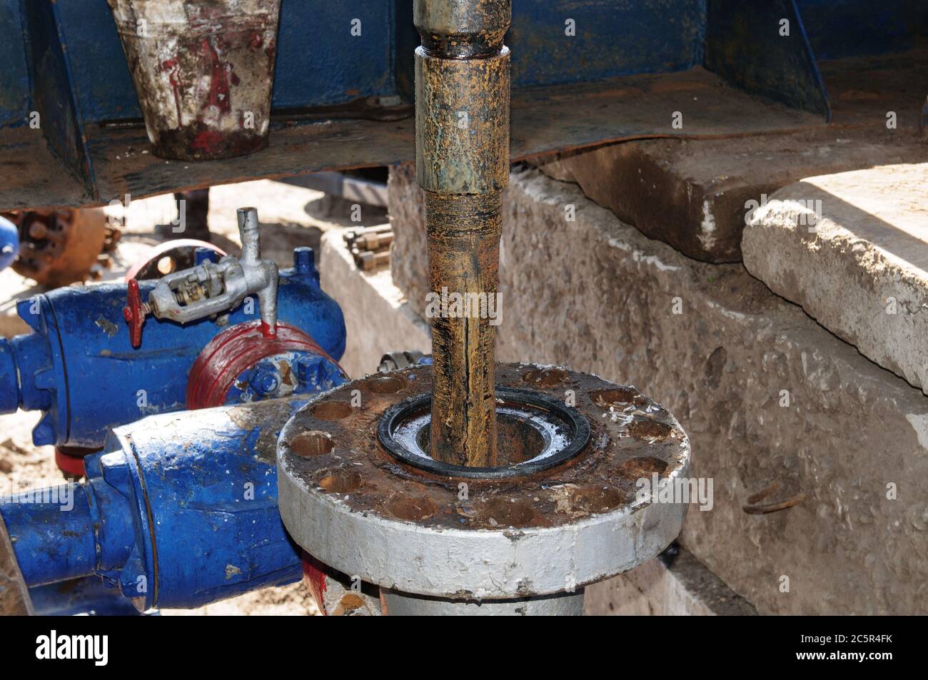 Entfernen einer beschädigten Schlauchschnur aus einer Gasbrunnen während einer Generalüberholung Stockfoto