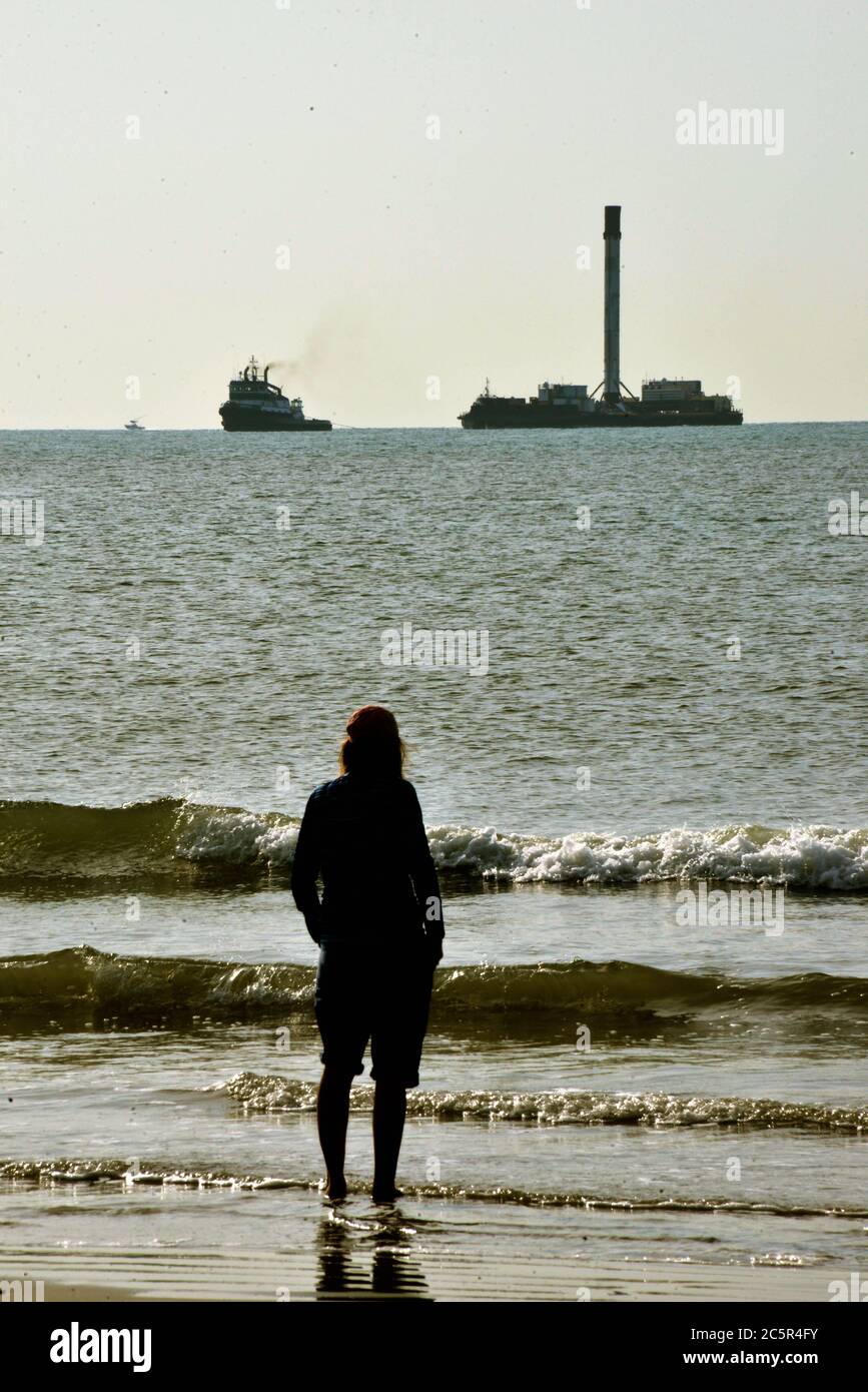 Port Canaveral. Brevard County. Florida. USA. Juli 2020. Das Raumfahrtschiff SpaceX Autonomous spaceport drone ship (ASDS) "Just Read the Instructions" kehrte mit der Falcon 9 First Stage Rakete von der letzten GPS III Space Vehicle 03 Mission zurück. Das 45' Schlepper Lauren Foss schleppte die ASDS/JRTI in den Hafen kurz nach Sonnenaufgang waren andere Schlepper und Stützschiffe mit dem Andocken auf der Nordseite des Industriegebiets des Hafens unterstützt. Foto: Julian Leek/Alamy Live News Stockfoto