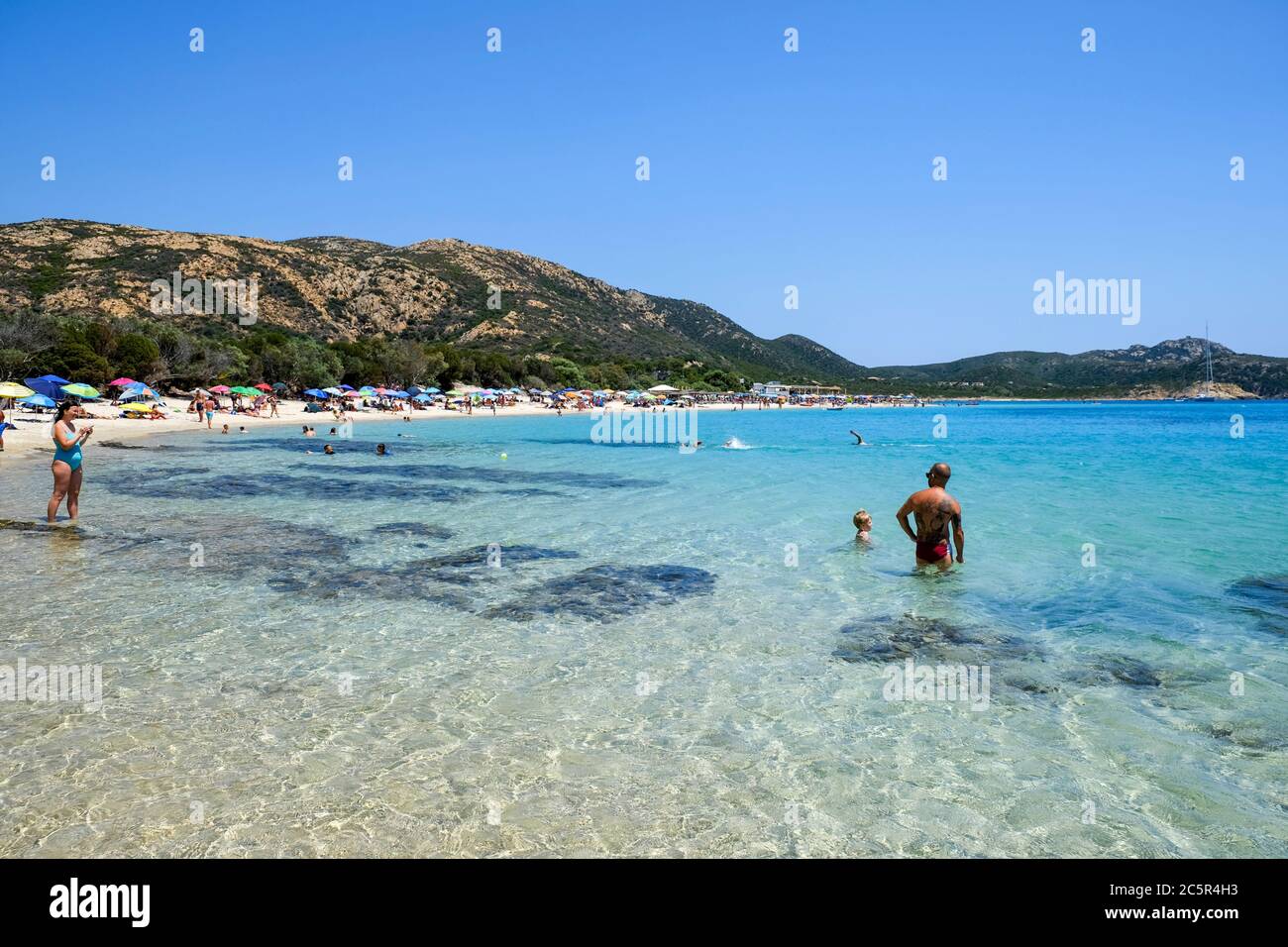 Tuerreda Strand, Süd Sardinien, einer der besten Strände der Welt mit kristallklarem Wasser und weißem Sand genannt Stockfoto