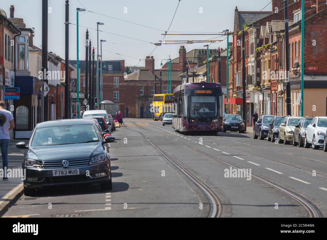 Victoria Street, Fleetwood, Großbritannien. Blackpool und Fleetwood Transport Bombardier flexity Tram 007 vorbei an den Fleetwood Straßen. Stockfoto