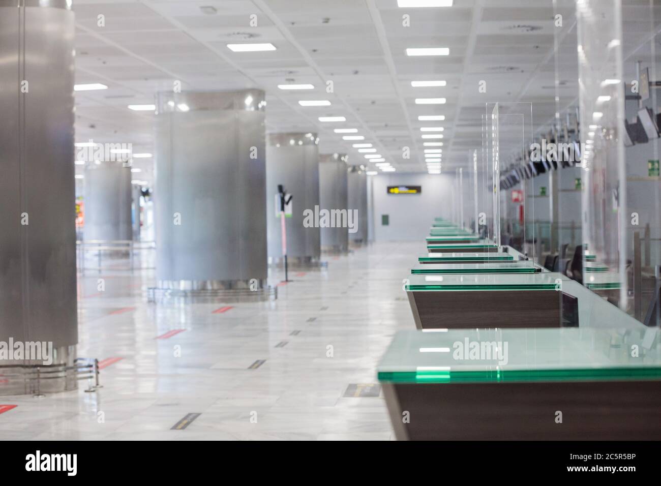 Leeres ungenutztes Terminal, Lonuge, Check-in-Schalter am Flughafen Teneriffa Süd, Abflugbereich, aufgrund von Reisebeschränkungen für Coronavirus Covid-19. Stockfoto