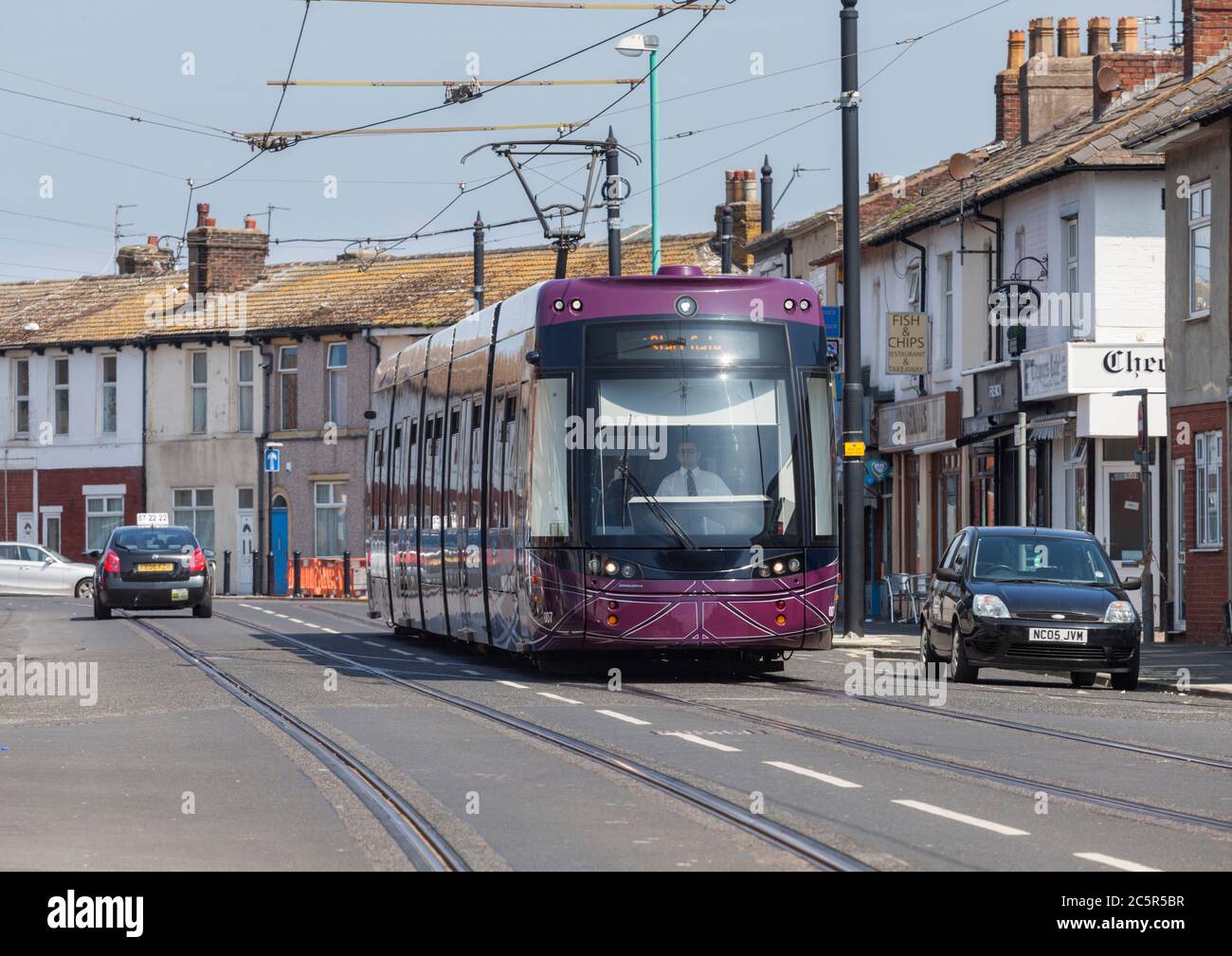 Victoria Street, Fleetwood, Großbritannien. Blackpool und Fleetwood Transport Bombardier flexity Tram 007 vorbei an den Fleetwood Straßen. Stockfoto