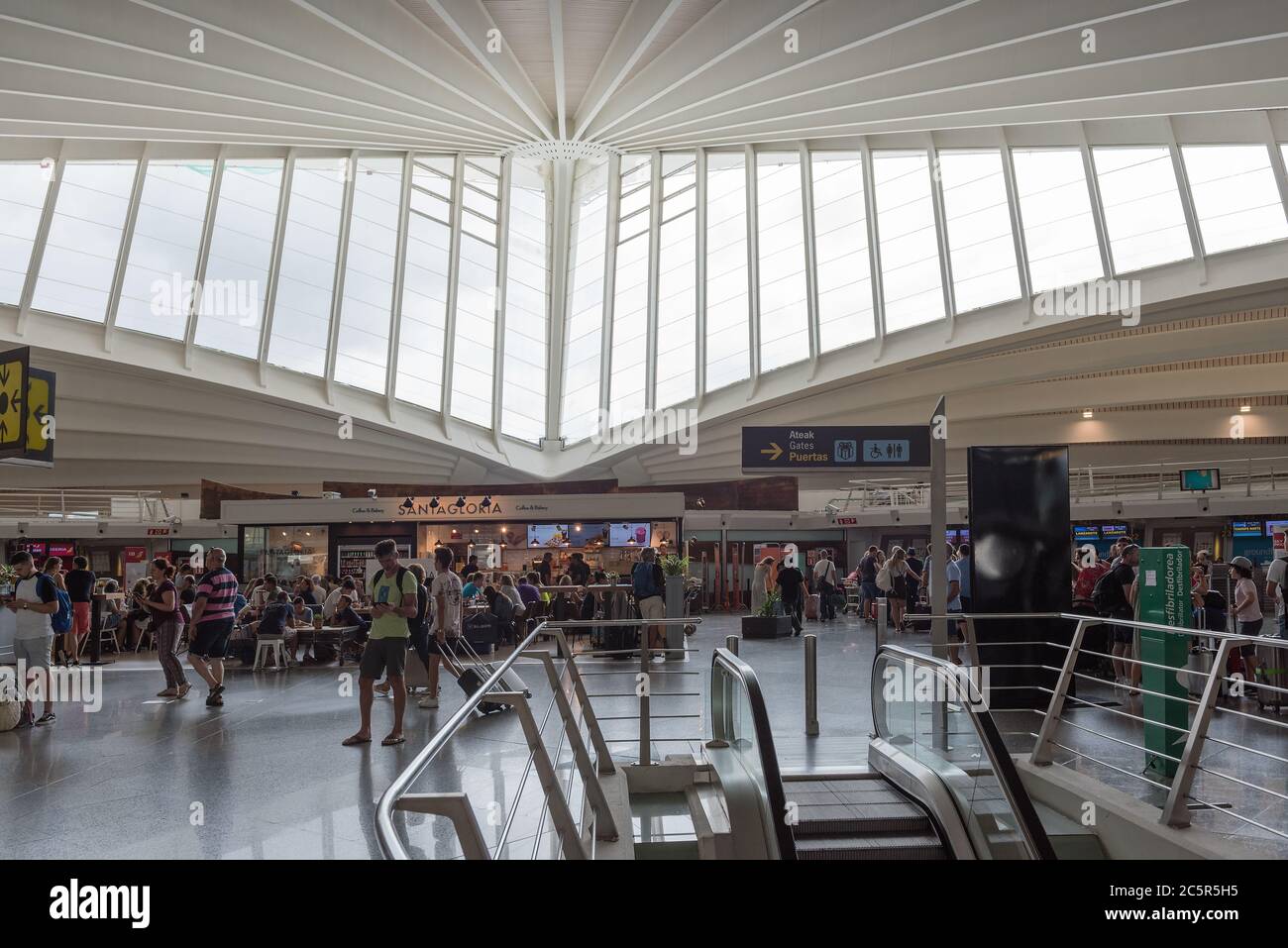 Reisende im neuen Terminal am Flughafen Bilbao (Bio) im spanischen Baskenland. Stockfoto