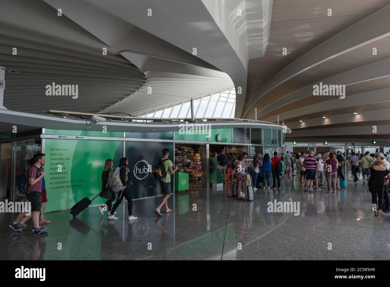 Reisende im neuen Terminal am Flughafen Bilbao (Bio) im spanischen Baskenland. Stockfoto