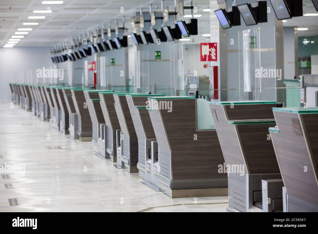 Leere, ungenutzte Check-in-Schalter, Gepäckabgabeschürtel am Flughafen Teneriffa Süd, Abflugbereich, aufgrund von Reisebeschränkungen für den Ausbruch des Coronavirus Covid-19. Stockfoto