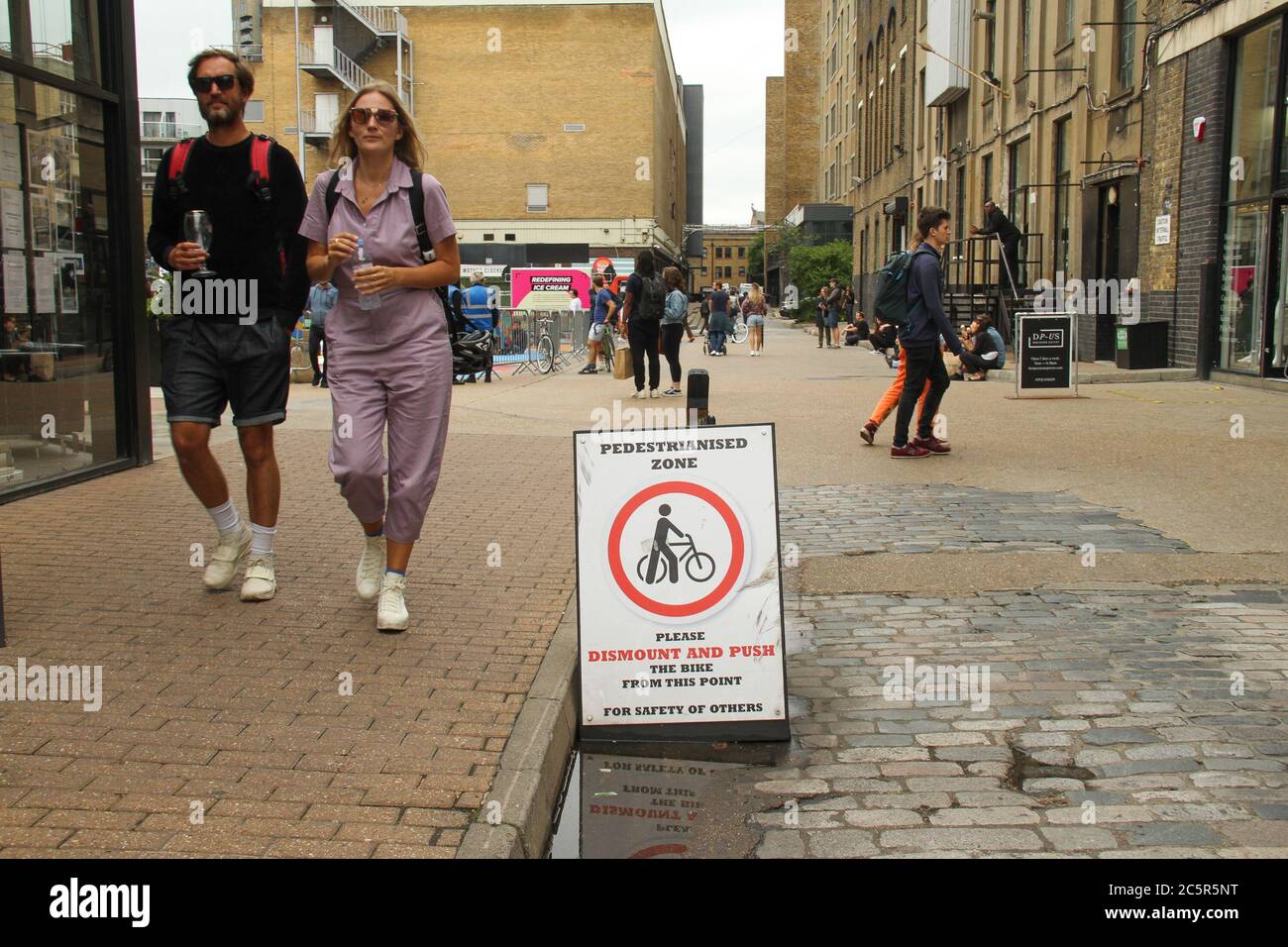 London, Großbritannien - 4. Juli 2020: Eine Fußgängerzone am Spitalfilds Markt, als ein Open-Air-Bier serviert wurde. Tägliches Leben in London an einem samstag vor der Eröffnung der Pubs am 4. Juli nach neuen Regierungsratschlägen. Den Pubs wurde vorgeschlagen, soziale Distanzierungsmaßnahmen zu ergreifen, um als Teil der neuen Normalität gegen die kovid19-Epidemie zu wirken Stockfoto