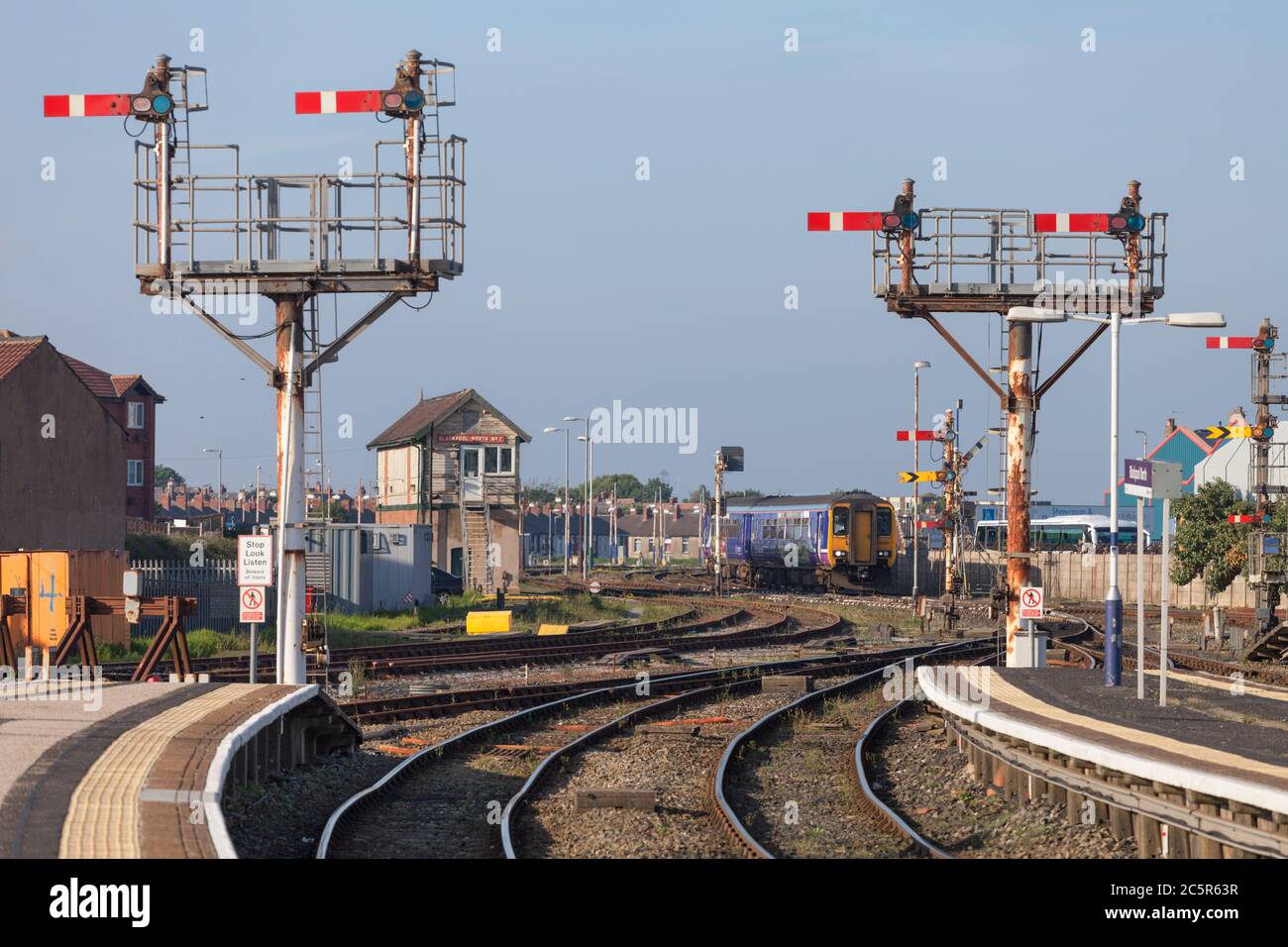 Northern Rail Klasse 156 Sprinter Zug Ankunft am Blackpool North Bahnhof mit der mechanischen Semaphore Home und entfernten Bahnsignalen Stockfoto