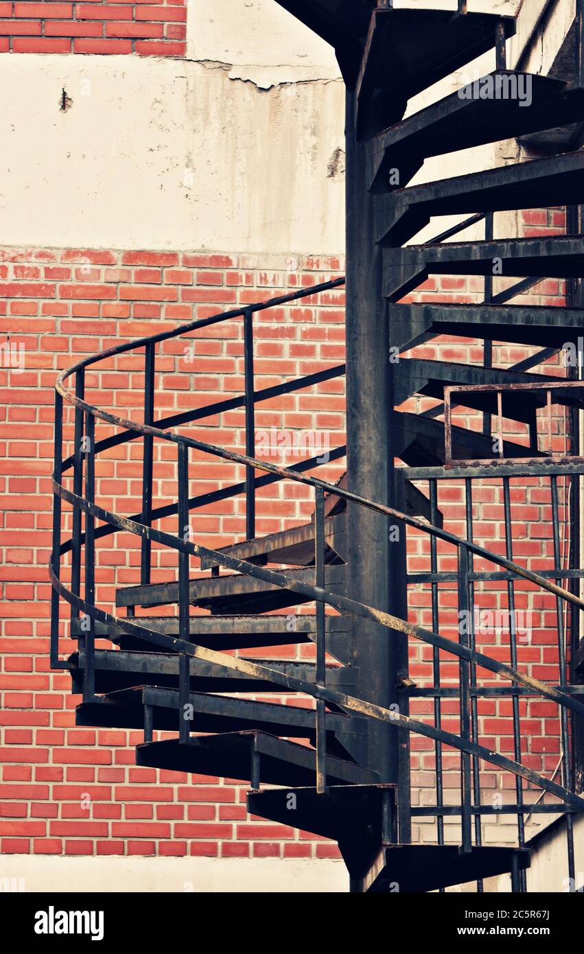 Alte schwarze Metalltreppe für Notfälle Stockfoto Alte schwarze Metalltreppe für Notfälle Stockfoto