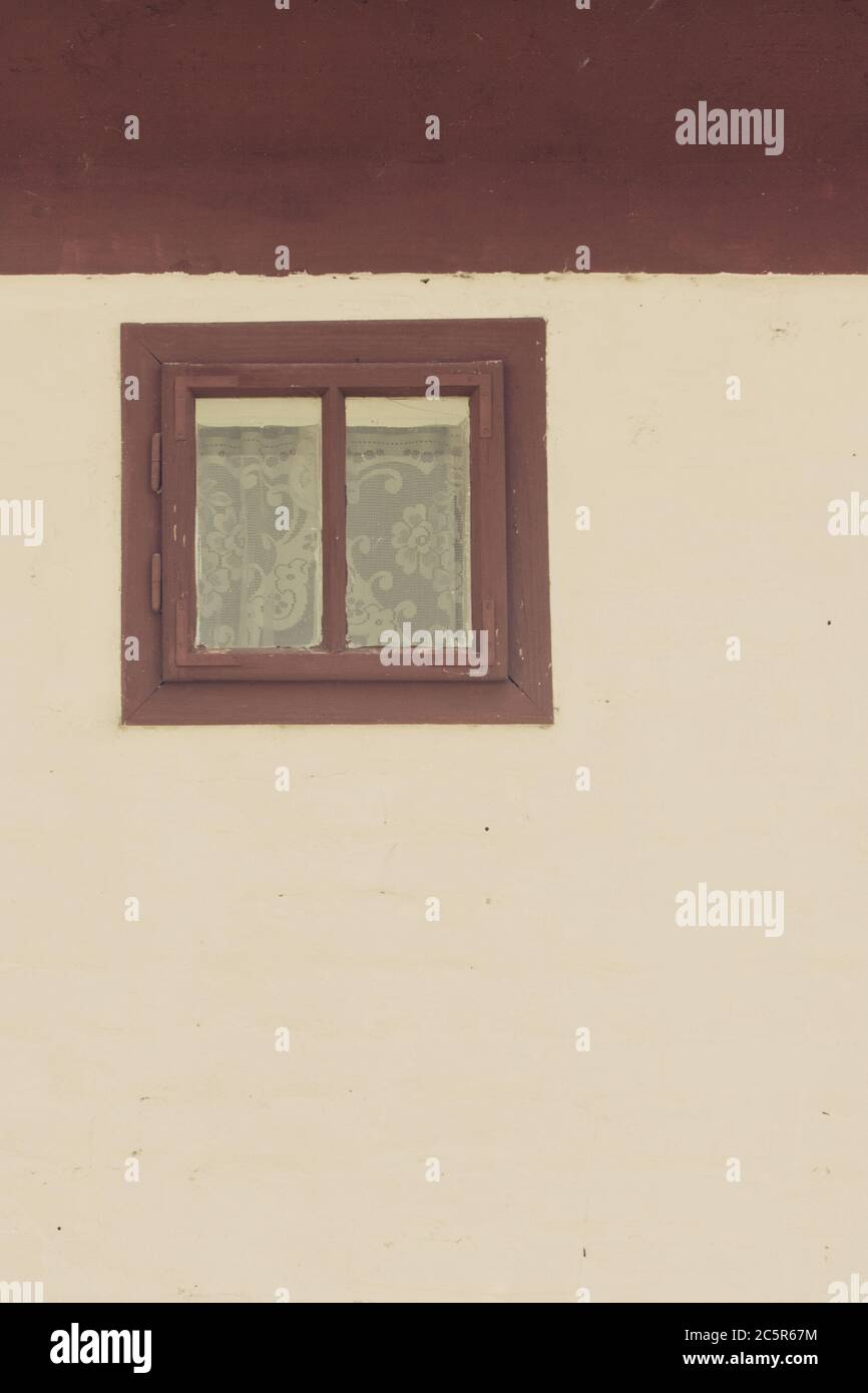 Altes braunes Fenster und Wand Stockfoto