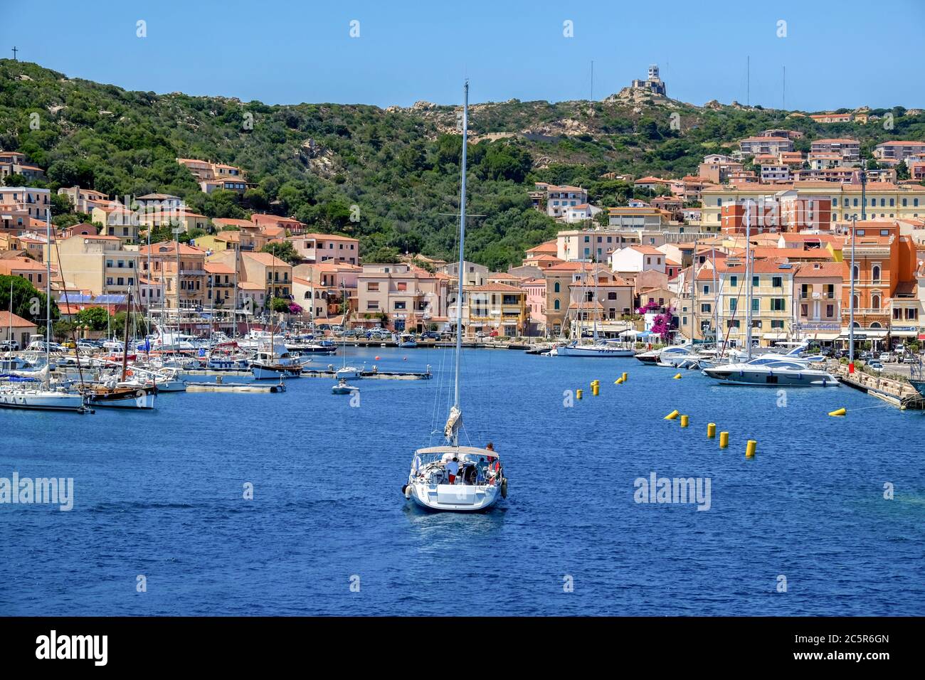 Segelyacht in den Hafen von La Maddalena, Maddalena Inseln, Sardinien, Italien Stockfoto