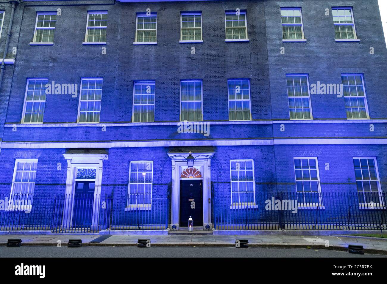 04. Juli 2020. London, Großbritannien. Eine Kerze befindet sich vor der Downing Street, da das Gebäude mit blauer Beleuchtung angezündet wird, um den 72. Geburtstag des National Health Service zu ehren und zu feiern. Foto von Ray Tang/Ray Tang Media Stockfoto