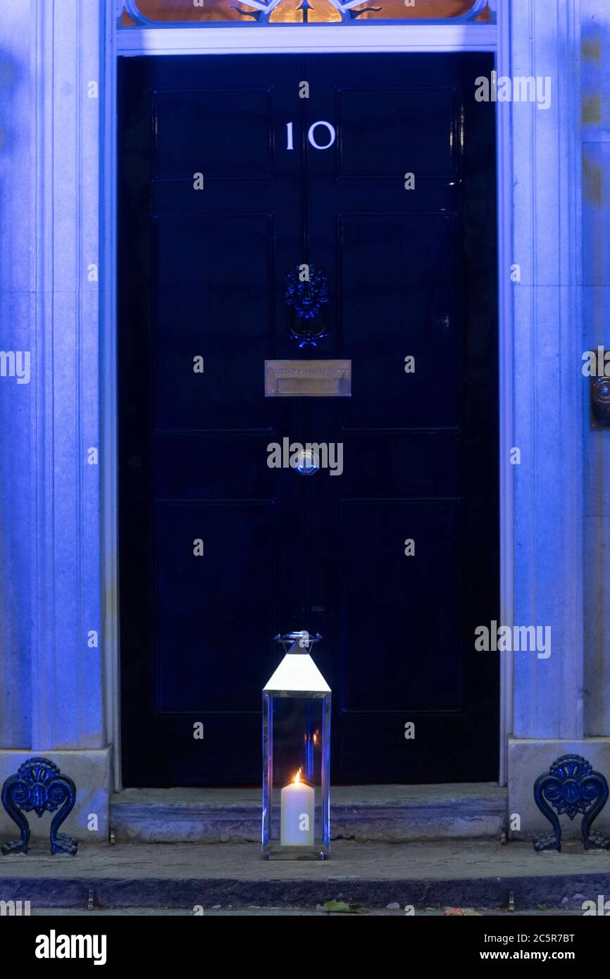 04. Juli 2020. London, Großbritannien. Eine Kerze befindet sich vor der Downing Street, da das Gebäude mit blauer Beleuchtung angezündet wird, um den 72. Geburtstag des National Health Service zu ehren und zu feiern. Foto von Ray Tang/Ray Tang Media Stockfoto