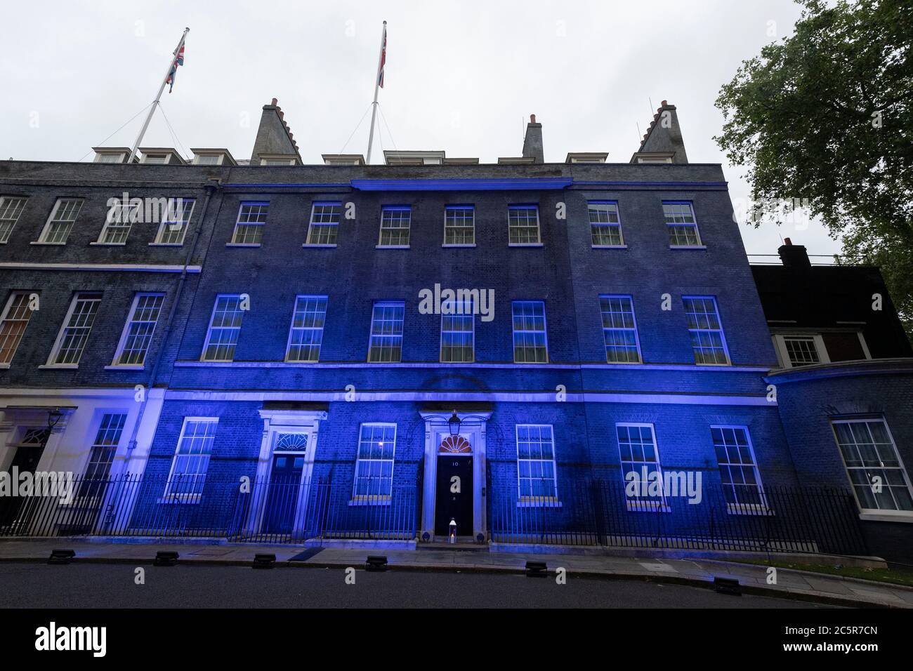 04. Juli 2020. London, Großbritannien. Eine Kerze befindet sich vor der Downing Street, da das Gebäude mit blauer Beleuchtung angezündet wird, um den 72. Geburtstag des National Health Service zu ehren und zu feiern. Foto von Ray Tang/Ray Tang Media Stockfoto