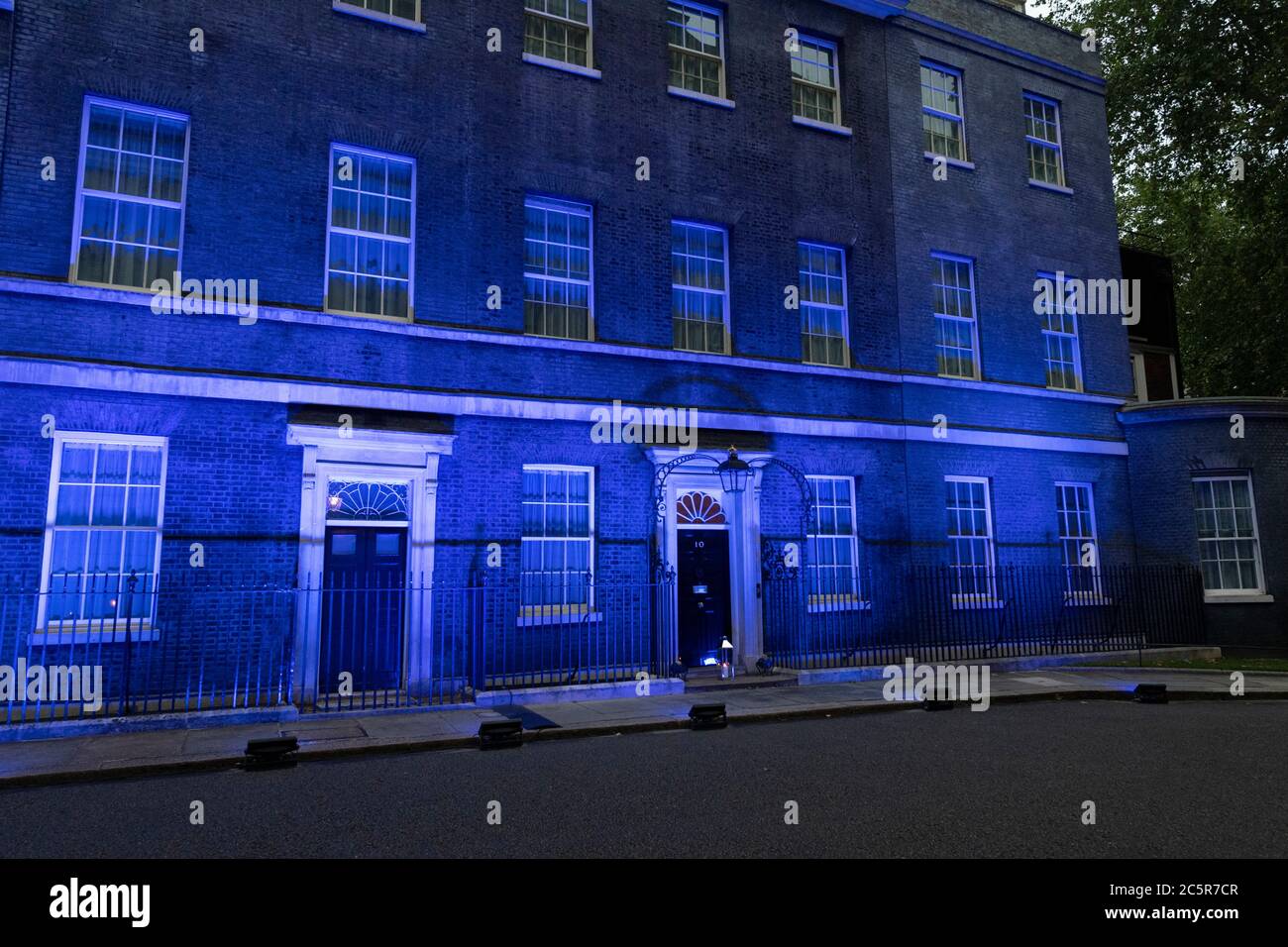 04. Juli 2020. London, Großbritannien. Eine Kerze befindet sich vor der Downing Street, da das Gebäude mit blauer Beleuchtung angezündet wird, um den 72. Geburtstag des National Health Service zu ehren und zu feiern. Foto von Ray Tang/Ray Tang Media Stockfoto