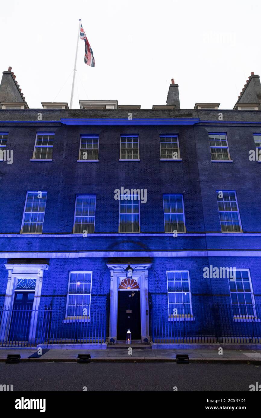 04. Juli 2020. London, Großbritannien. Eine Kerze befindet sich vor der Downing Street, da das Gebäude mit blauer Beleuchtung angezündet wird, um den 72. Geburtstag des National Health Service zu ehren und zu feiern. Foto von Ray Tang/Ray Tang Media Stockfoto