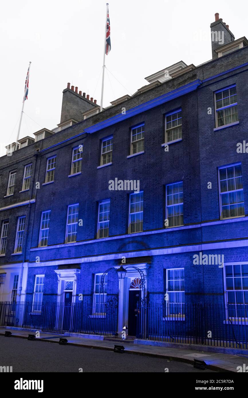 04. Juli 2020. London, Großbritannien. Eine Kerze befindet sich vor der Downing Street, da das Gebäude mit blauer Beleuchtung angezündet wird, um den 72. Geburtstag des National Health Service zu ehren und zu feiern. Foto von Ray Tang/Ray Tang Media Stockfoto