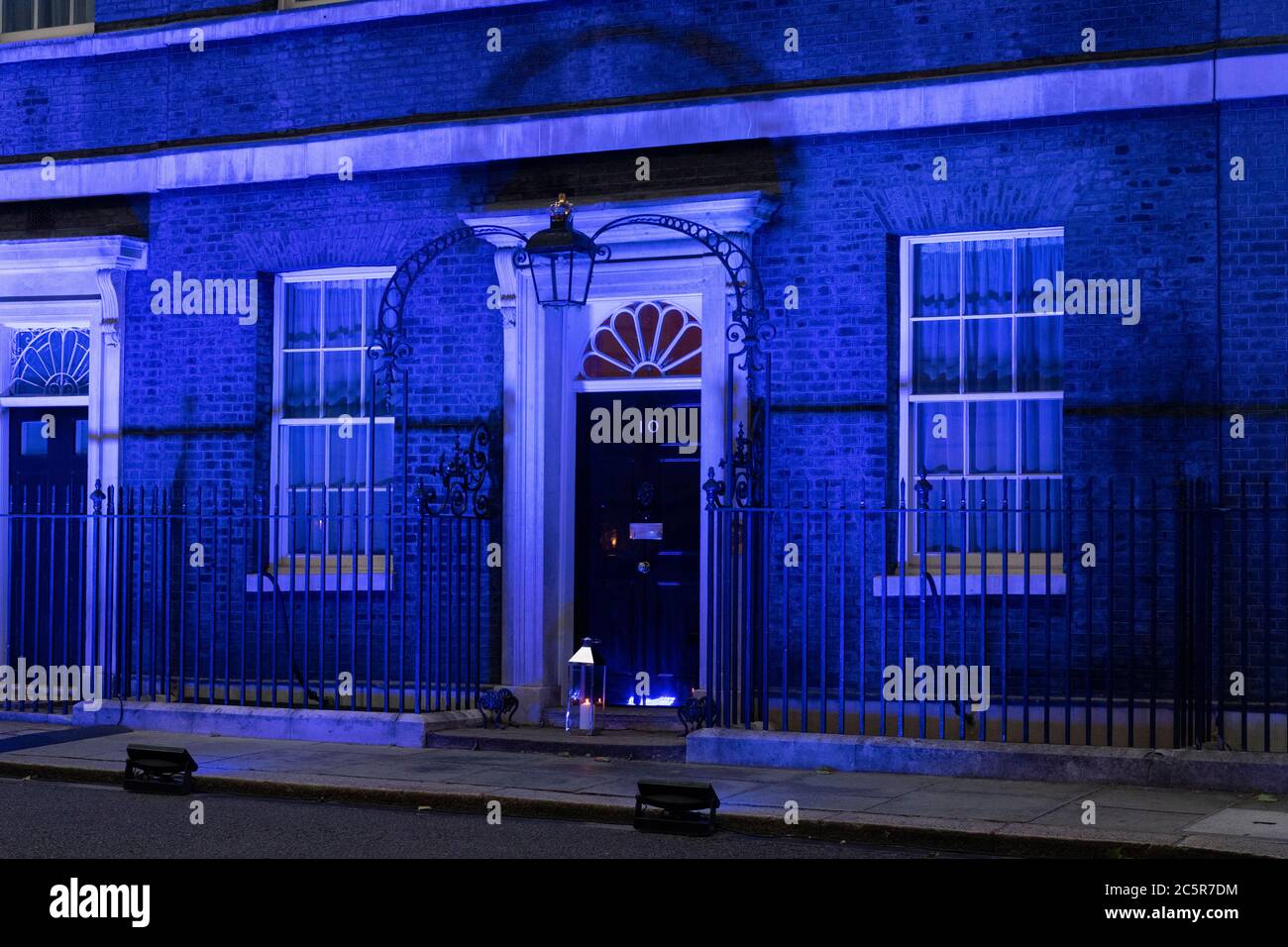 04. Juli 2020. London, Großbritannien. Eine Kerze befindet sich vor der Downing Street, da das Gebäude mit blauer Beleuchtung angezündet wird, um den 72. Geburtstag des National Health Service zu ehren und zu feiern. Foto von Ray Tang/Ray Tang Media Stockfoto