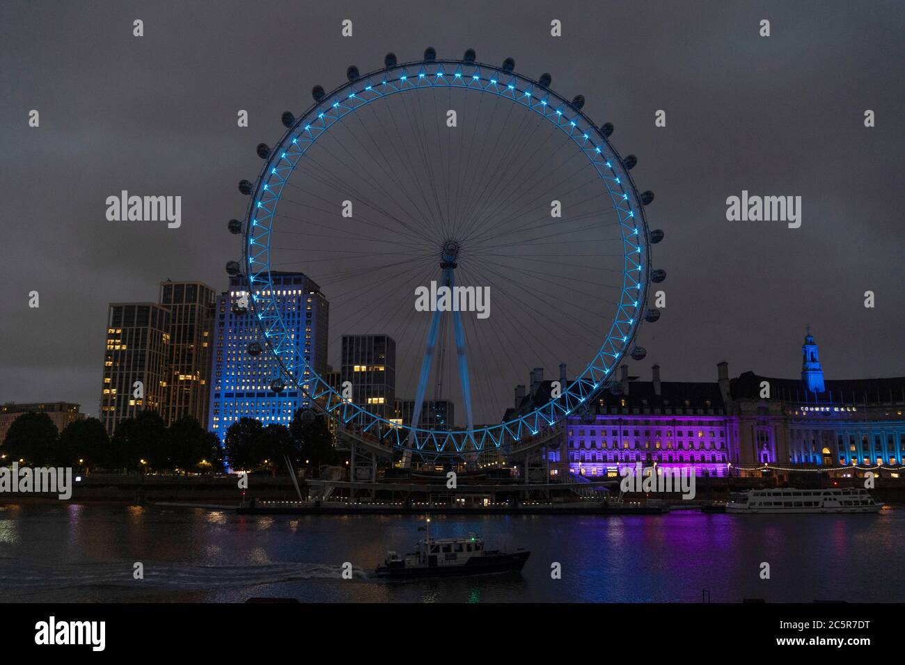 04. Juli 2020. London, Großbritannien. Das London Eye ist blau beleuchtet, um den 72. Geburtstag des National Health Service zu ehren. Foto von Ray Tang/Ray Tang Media Stockfoto