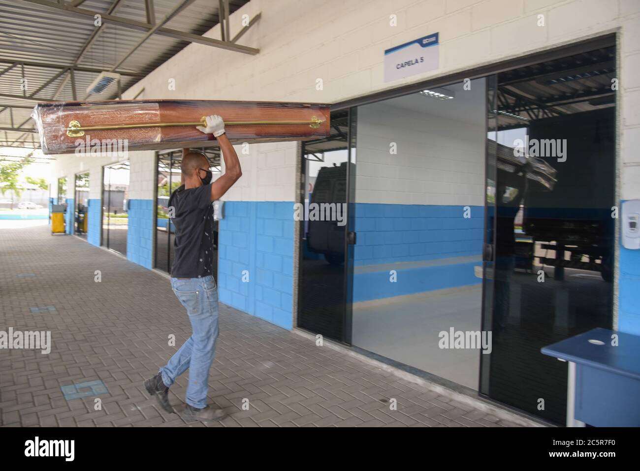 DUQUE DE CAXIAS (BRASILIEN),MAI,22,2020: Ankunft von Grabeurnen, auf dem beliebten Friedhof in duque de caxias, Gemeinde mit mehr Toten durch covid-19 Stockfoto