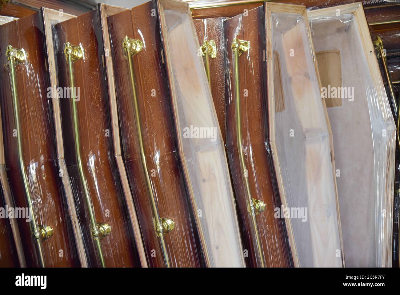 DUQUE DE CAXIAS (BRASILIEN),MAI,22,2020: Ankunft von Grabeurnen, auf dem beliebten Friedhof in duque de caxias, Gemeinde mit mehr Toten durch covid-19 Stockfoto